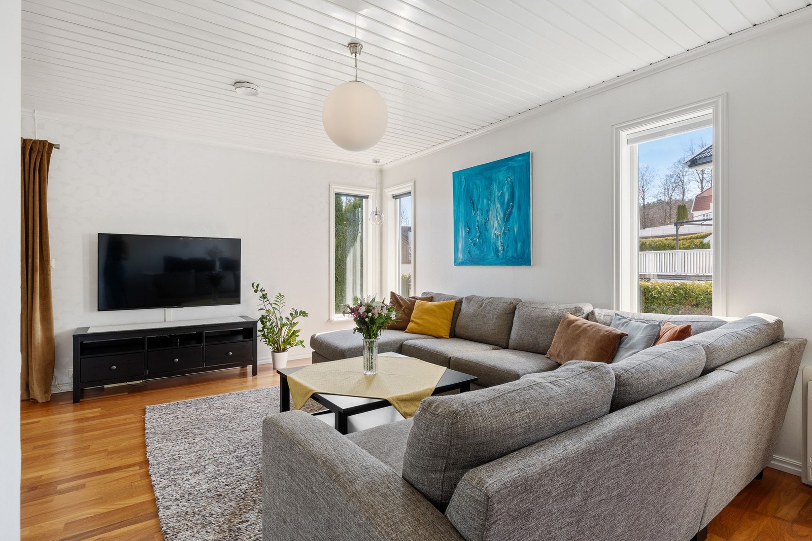 Stuen har god plass til sofagruppe og småmøbler. Galleribilde
