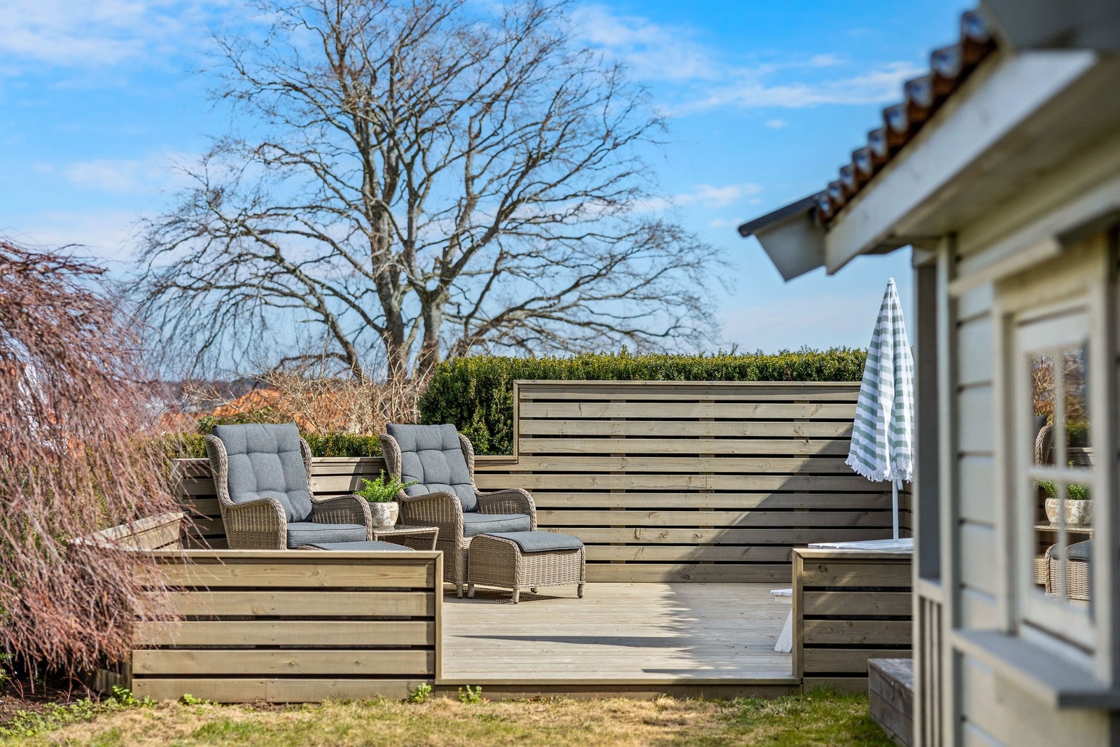 Den nyeste uteplassen byr på rikelig med plass av utemøbler og grill. Her er det også lekestue og sandkasse til de minste. Galleribilde