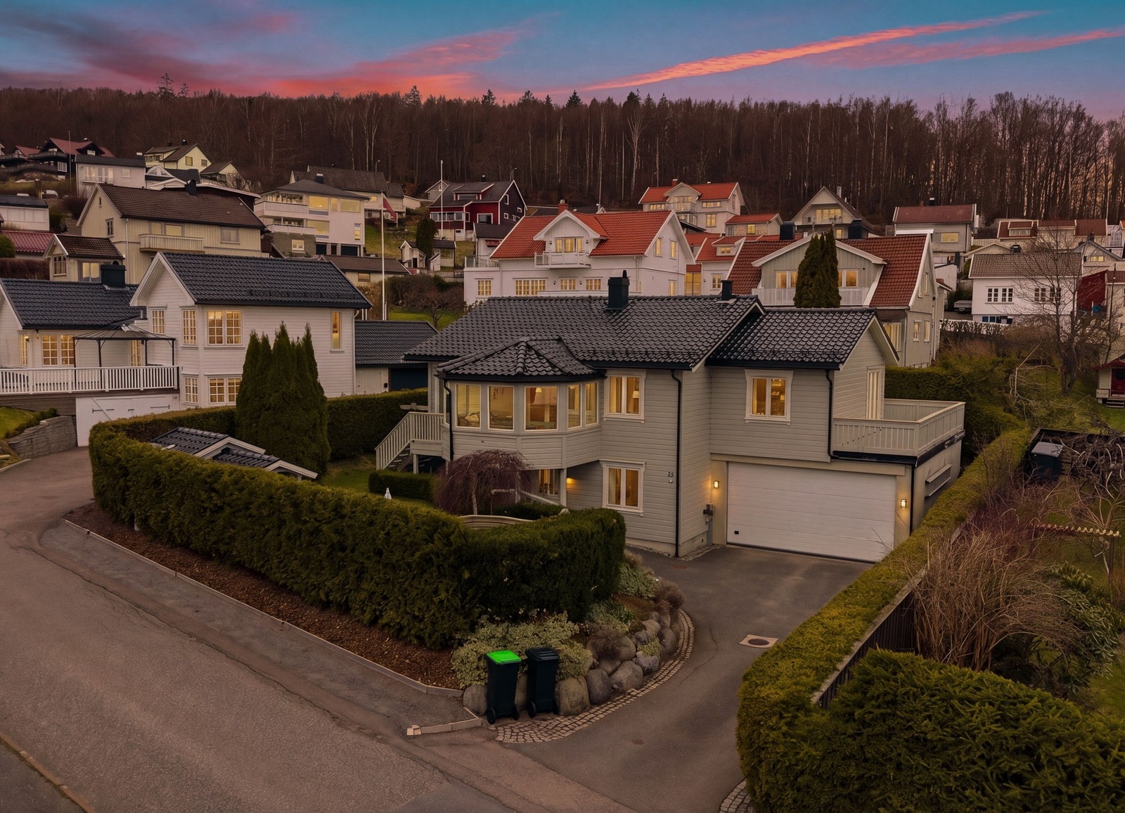 Tomten er svært pent opparbeidet med flere hyggelige utesoner, gode parkeringsmuligheter og stor garasje. Galleribilde