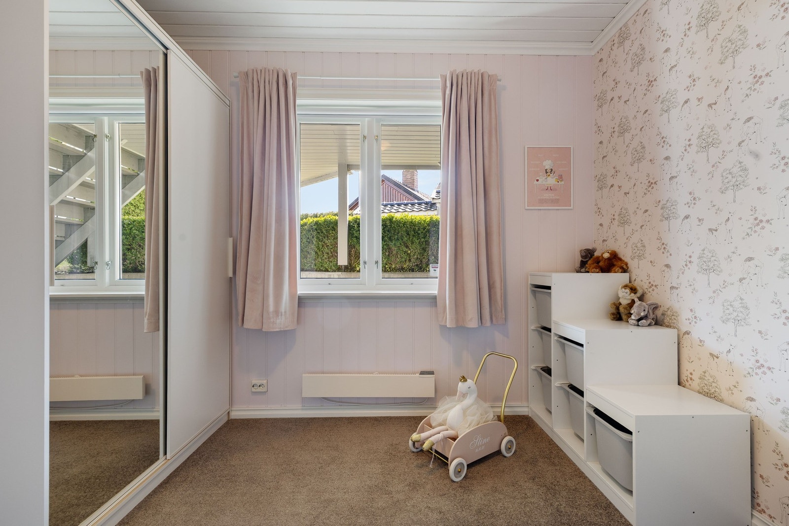 Soverom med skyvedørsgarderobe og delt speilfront. Perfekt som barnerom. Galleribilde