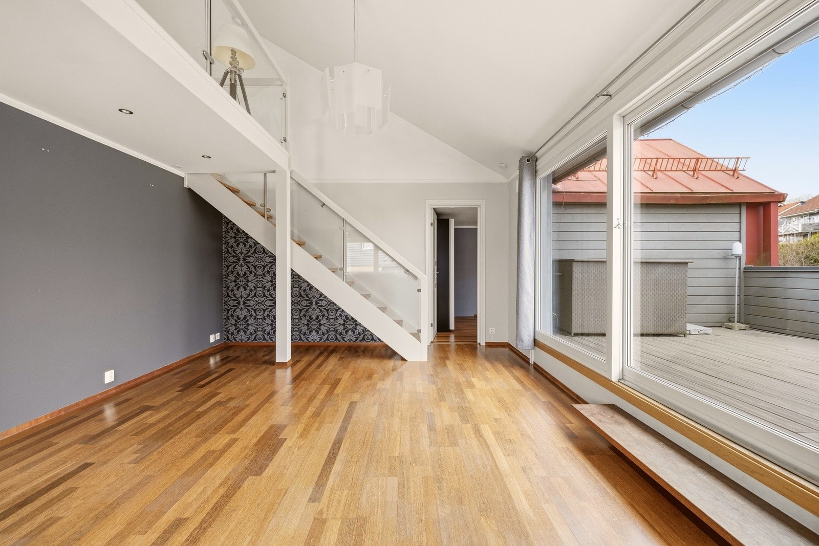 Fra stuen er det adkomst til terrassen Galleribilde
