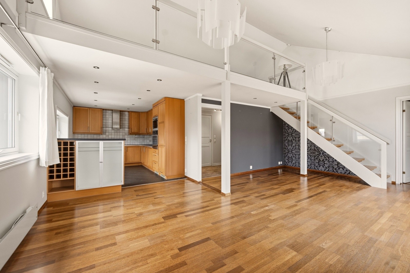 Det er delvis åpen løsning mellom stue og kjøkken Galleribilde