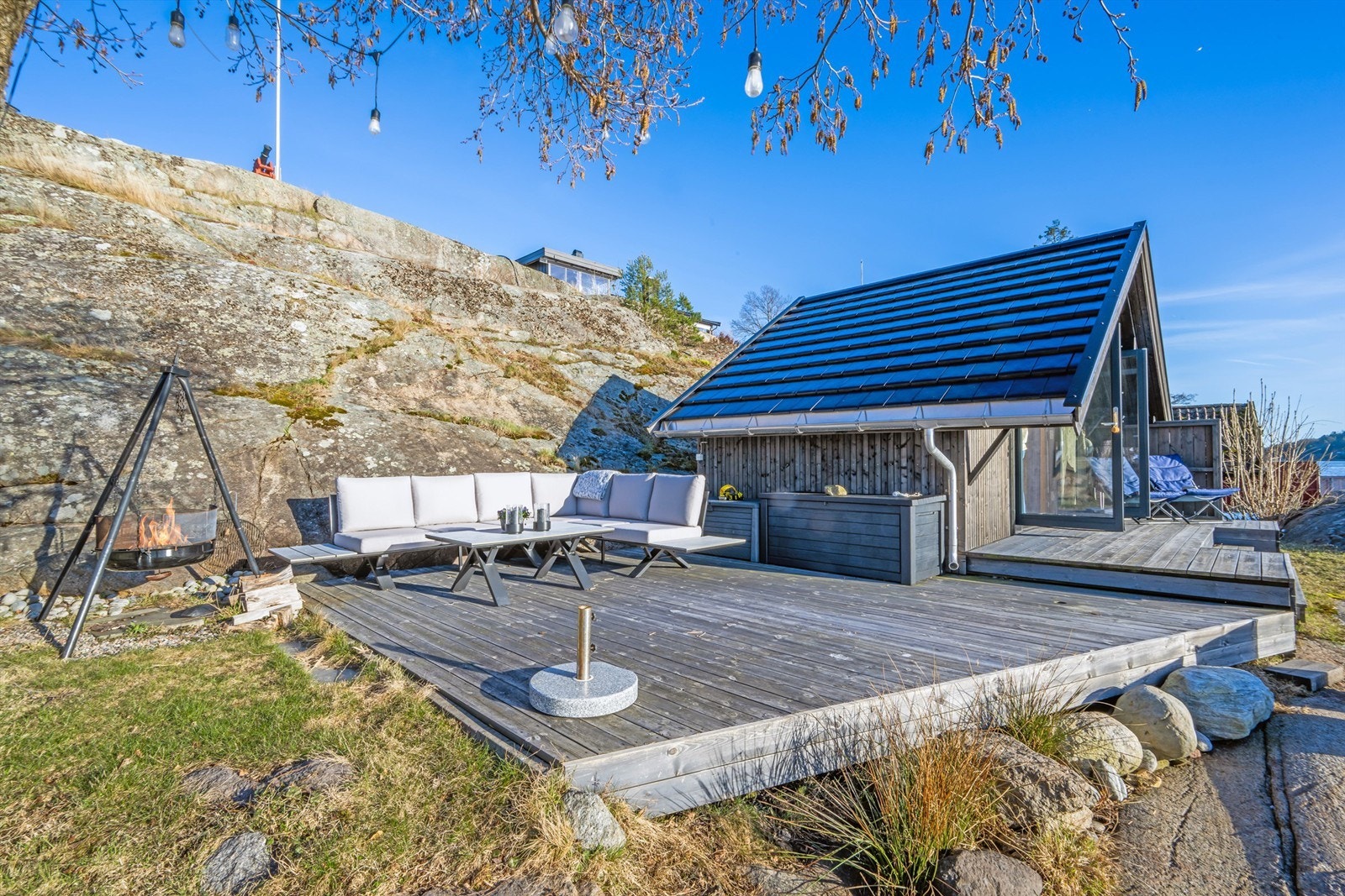 Nede ved vannet er det en hyggelig sjøbod. Her er det tilrettelagt for å nyte fantastiske sommerdager. (Platting ved sjøbod er ikke omsøkt) Galleribilde