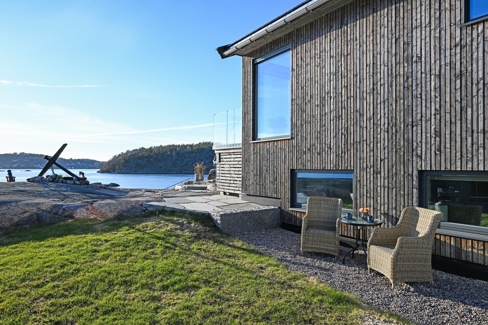 Eiendommens beliggenhet gir en sjelden mulighet til å kombinere et rolig og tilbaketrukket liv med nærhet til byens fasiliteter. Galleribilde