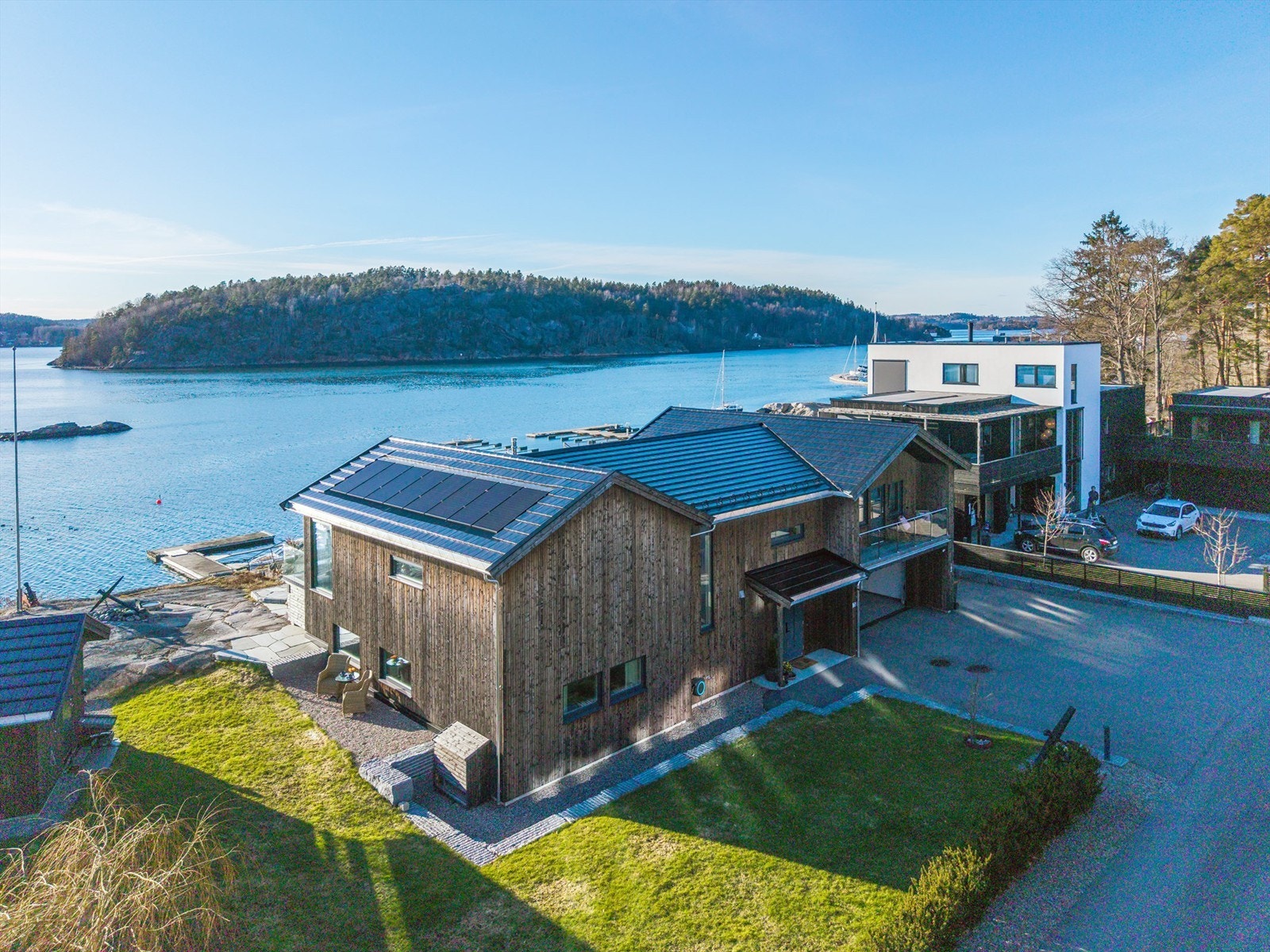 Stedet har fantastiske uteområder med fine plenområder, store terrasser og flott strandområde m.m,. En sjelden og unik strandeiendom! Galleribilde