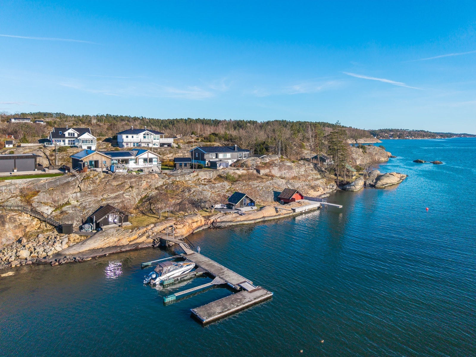 Fra boligen er det få skritt ned til sjøen, med både brygge og to båtplasser (felles med naboen), som gir tilgang til et av Norges mest attraktive skjærgårdsområder. Galleribilde