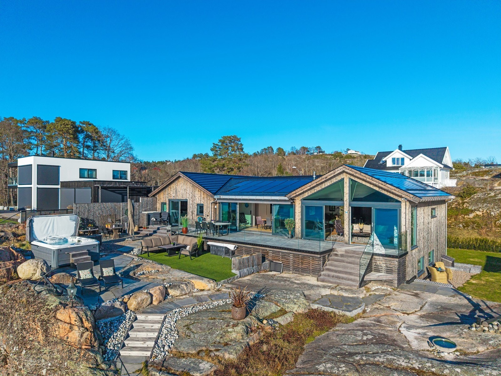 Her får man et sjeldent, naturskjønt boligområde som kombinerer landlig idyll med nærhet til sjøen og skjærgården. Galleribilde