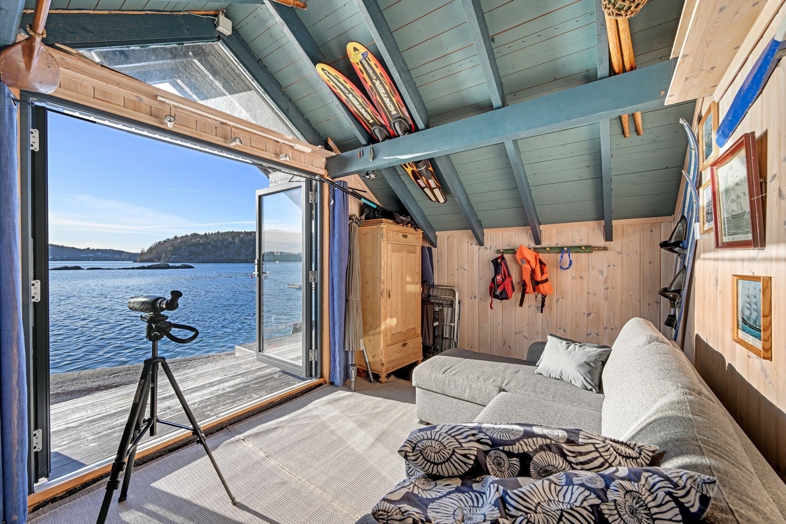 Sjøbod og brygge med 2 båtplasser. Det medfølger også flere små holmer og skjær.(Platting ved sjøbod er ikke omsøkt) Galleribilde