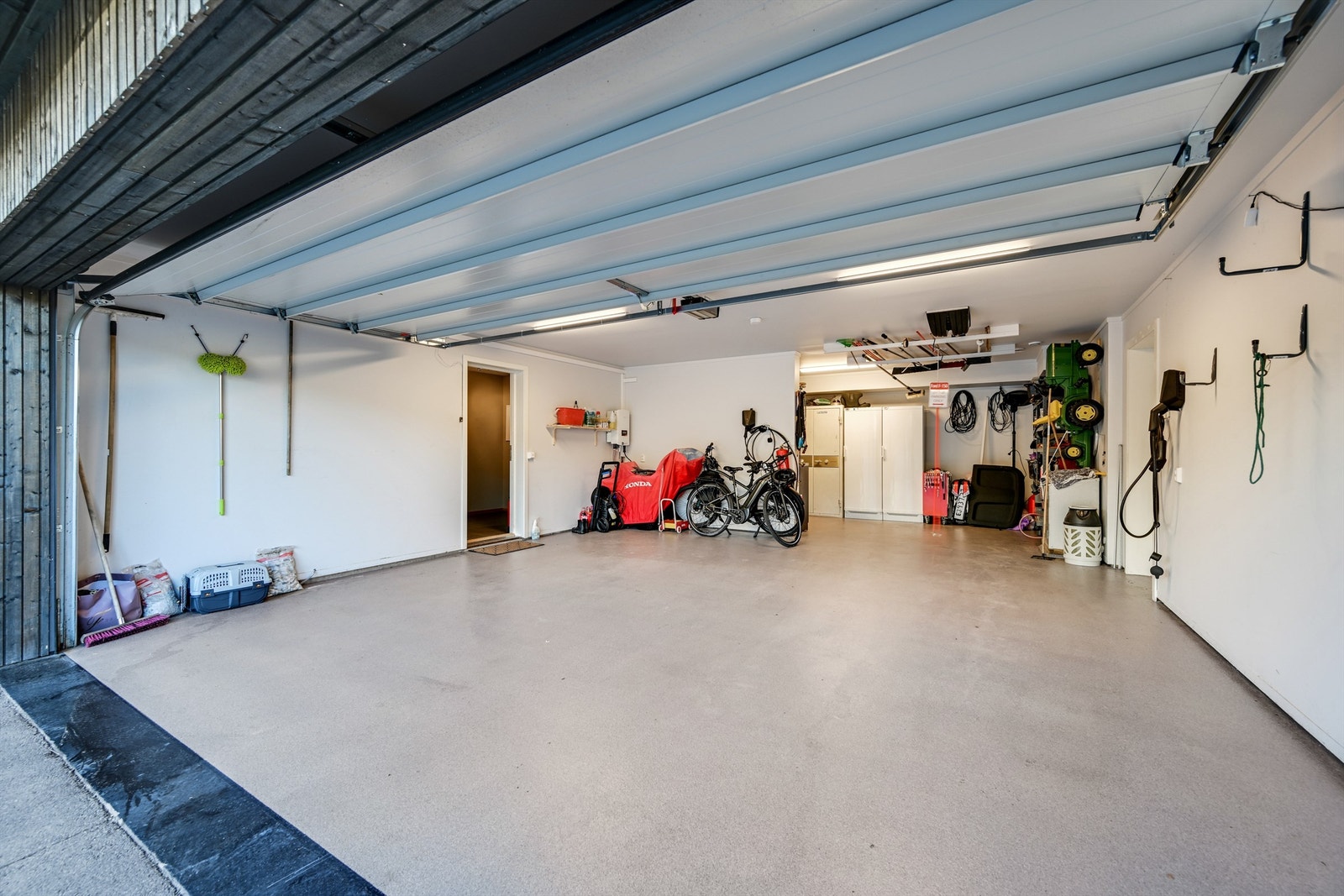 Parkering i dobbel garasje samt i egen gårdsplass. Eiendommen har 2 elbilladere. Galleribilde