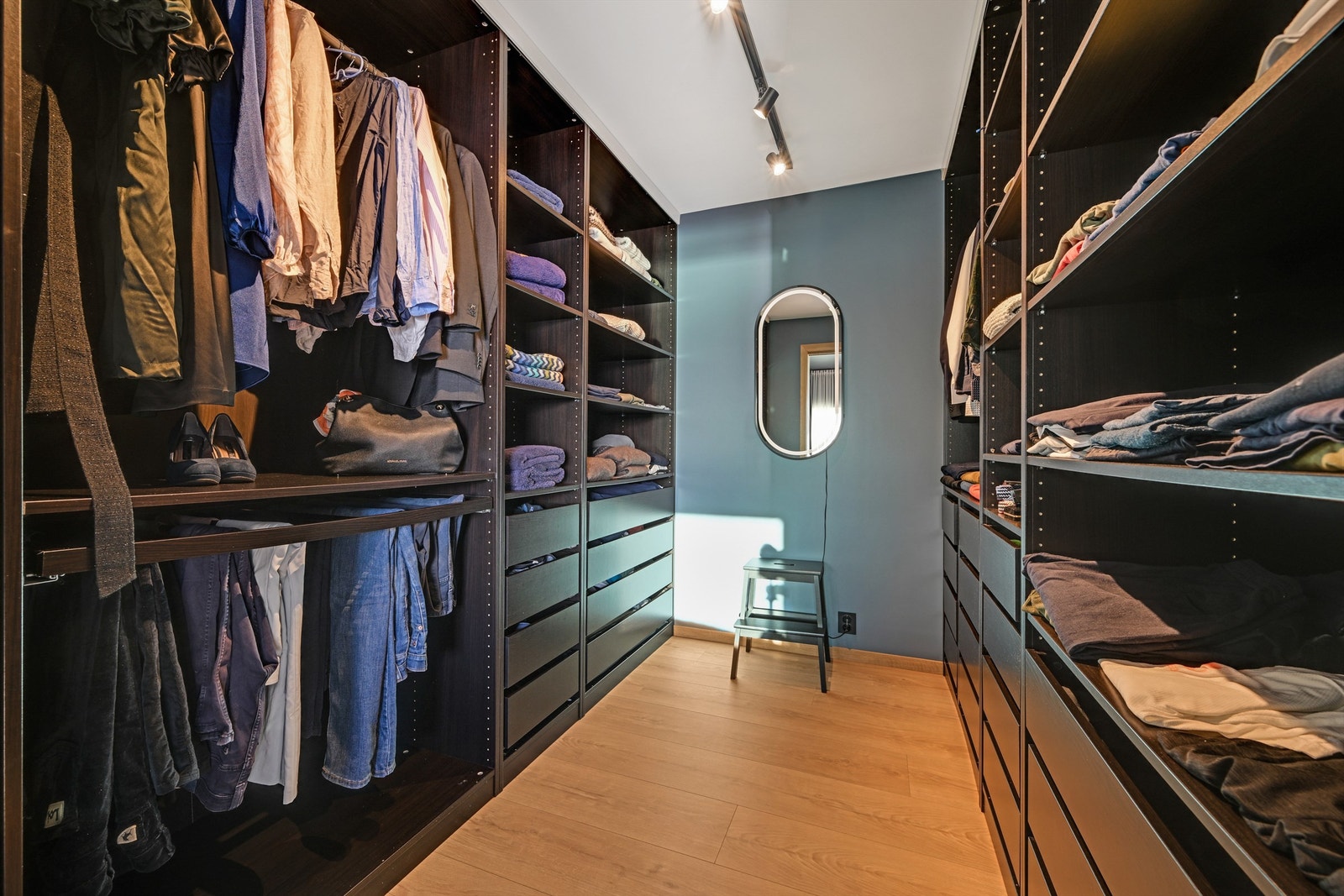 Eget walk-in closet med gode oppbevaringsløsninger. Galleribilde