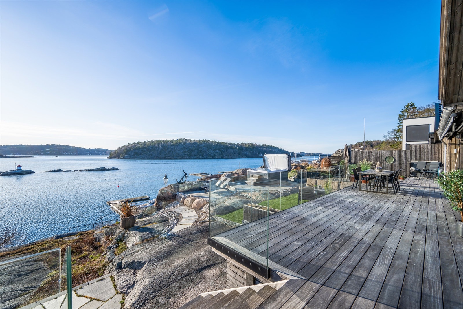 Her er det lagt vekt på å skape en harmonisk helhet mellom natur, svaberg og bebyggelse - et sted hvor man virkelig kan finne roen og nyte kystlandskapets særegne atmosfære. Galleribilde