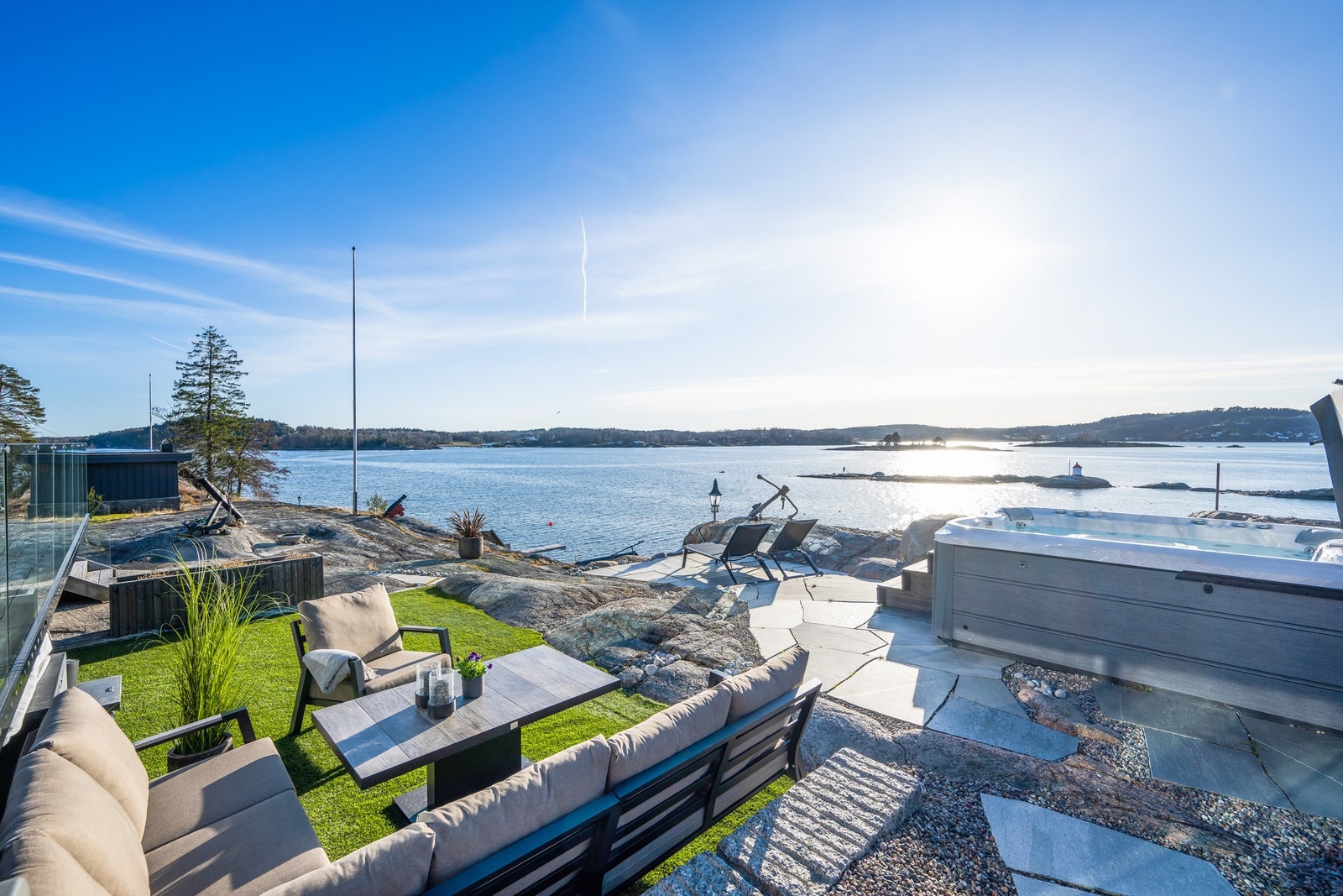 Eiendommen har en vestvendt beliggenhet, noe som gir rikelig med sol gjennom hele dagen, sen kveldssol og en spektakulær utsikt over fjorden, med Veierland og Håøya som vakre baktepper. Galleribilde