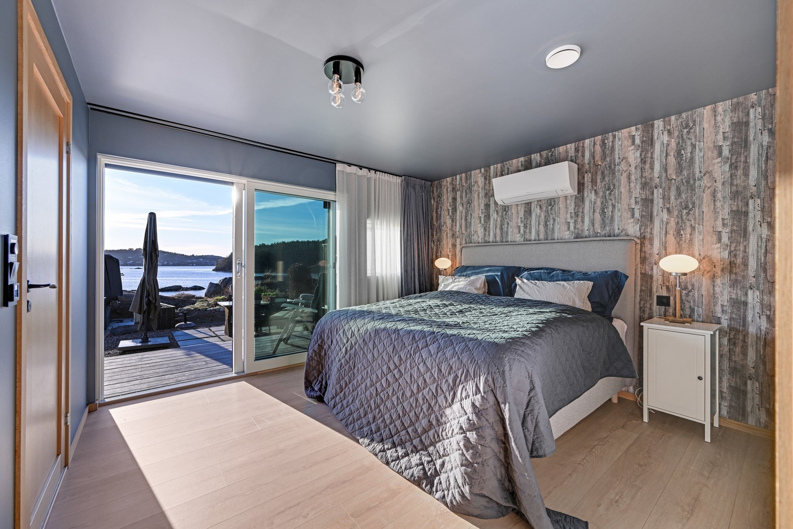 Hovedsoverom med en fantastisk sjøutsikt og adkomst ut til terrassen. Galleribilde
