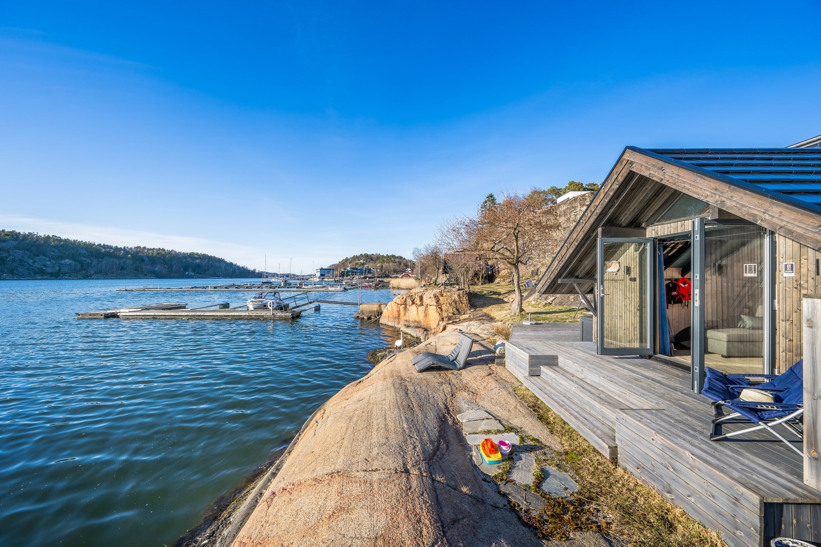 Fantastisk strandeiendom med nyere bolig -høyt og fritt m/panorama sjøutsikt, brygge og sjøbod - vestvendt og solrik. (Platting ved sjøbod er ikke omsøkt) Galleribilde