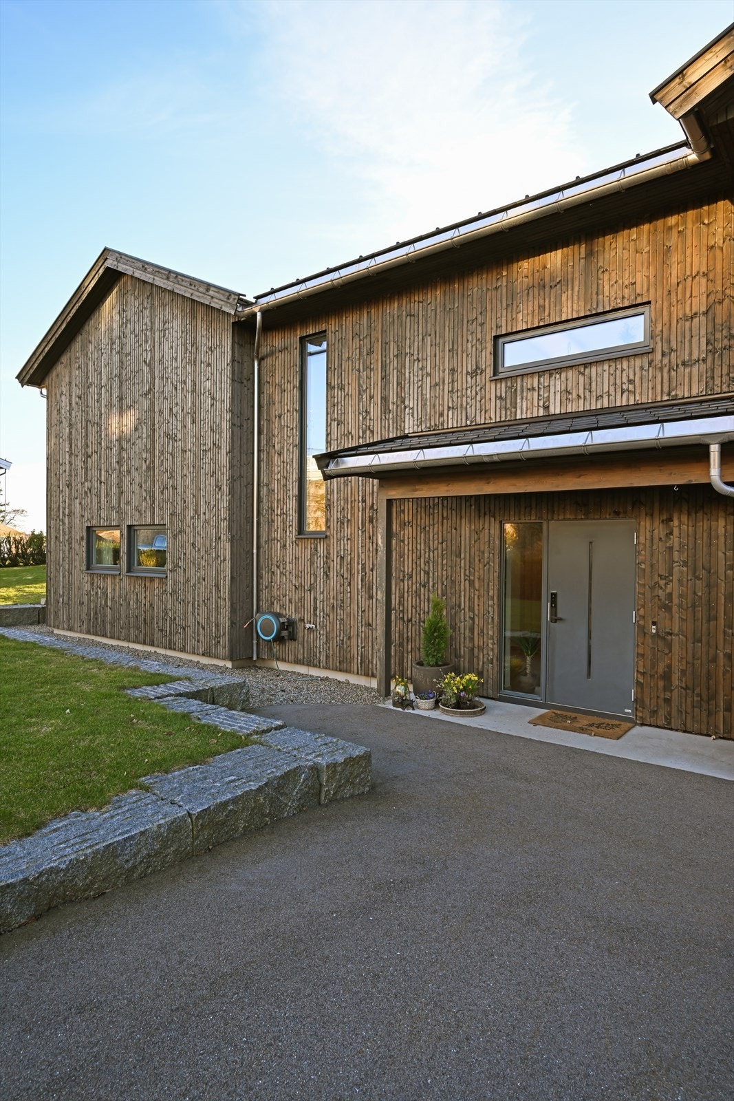 ygningen fremstår med svært moderne løsninger, funksjonell planløsning og et generelt høyt kvalitetsnivå. Galleribilde