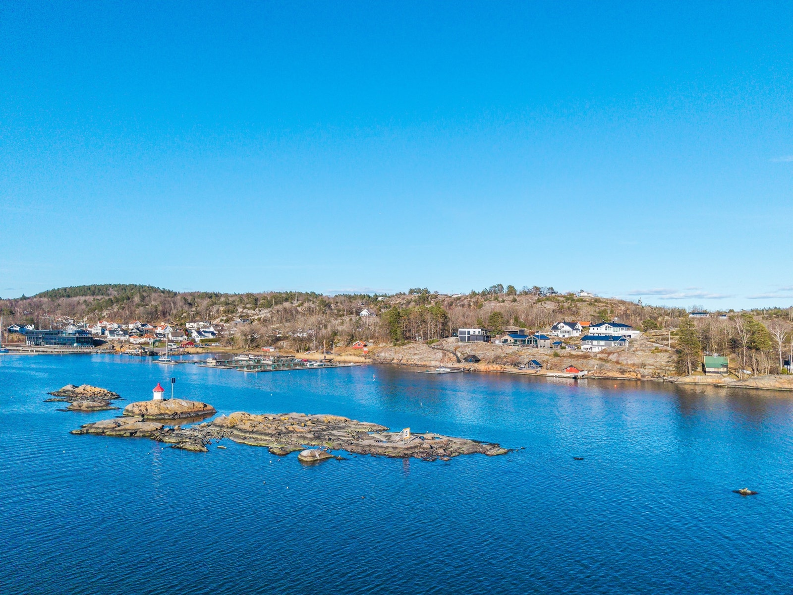 Eiet tomt på tilsammen 2 633,9 kvm. Denne flotte strandeiendom består av en hovedtomt på fastlandet på 1 745,5 kvm, samt 11 små, idylliske skjær som samlet utgjør om lag 888,4 kvm. På ett av skjærene står et sjarmerende lite fyrtårn som gir et maritimt pr Galleribilde
