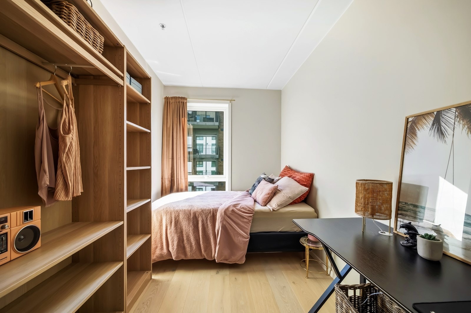 Soverom 2 har plass til stor seng, garderobe og kontorpult. Galleribilde