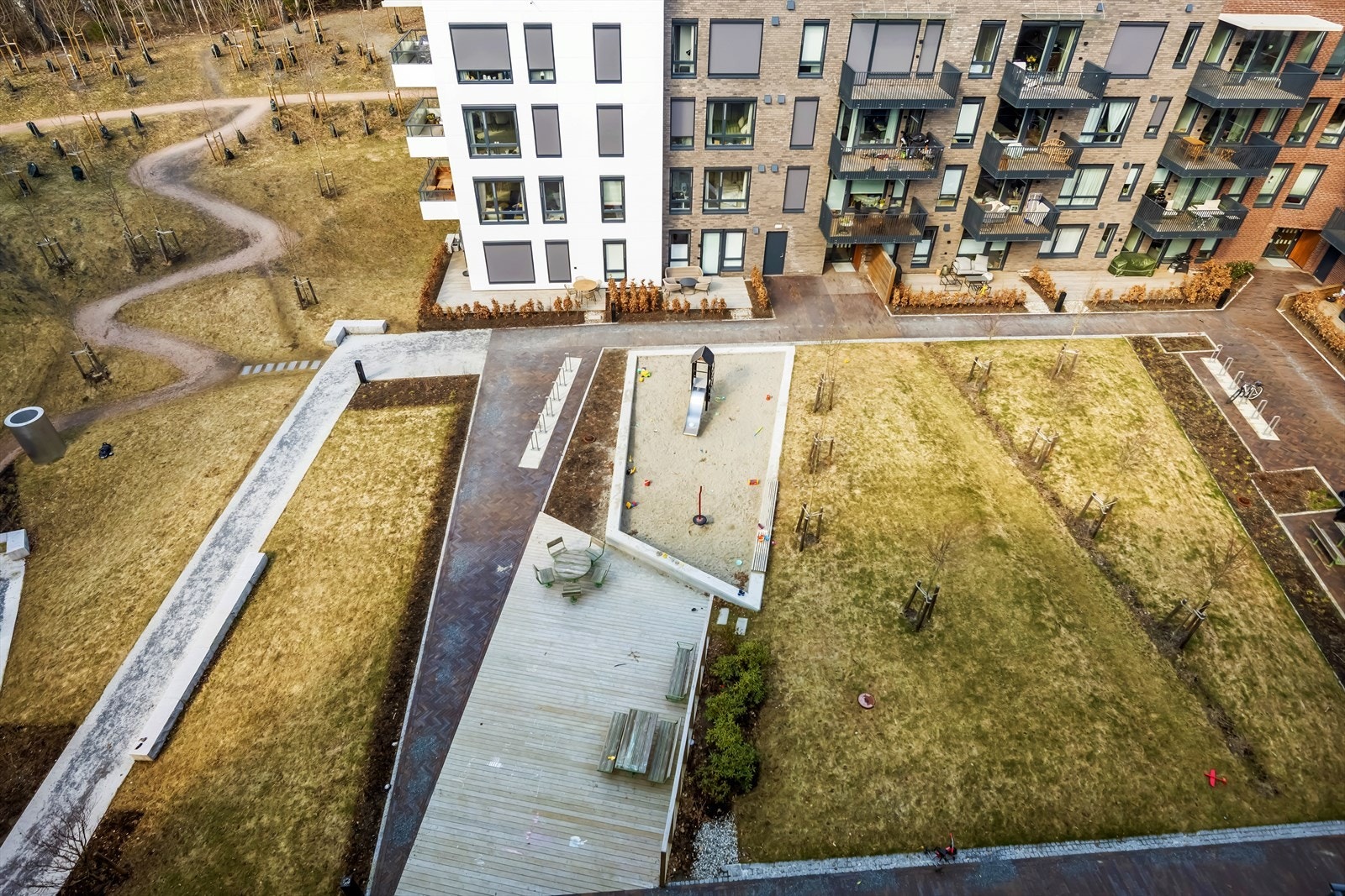 Gårdsrommet er delvis lukket og skaper et rolig miljø. Galleribilde