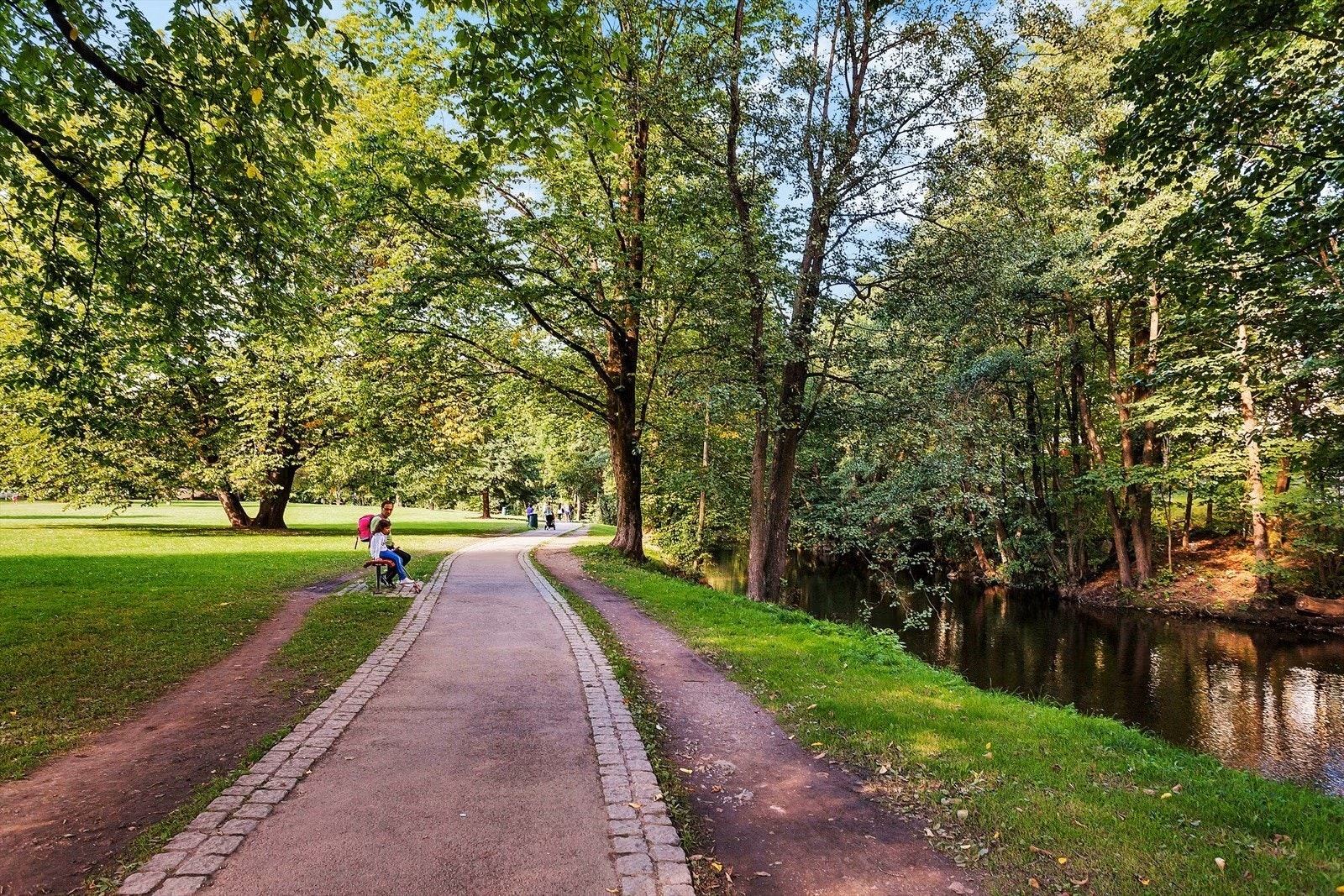 Sammenhengende gang- og sykkelstier langs naturskjønne Akerselva fører deg direkte ned til sentrum gjennom Nydalen med alle sine butikker, kafeer og restauranter Galleribilde