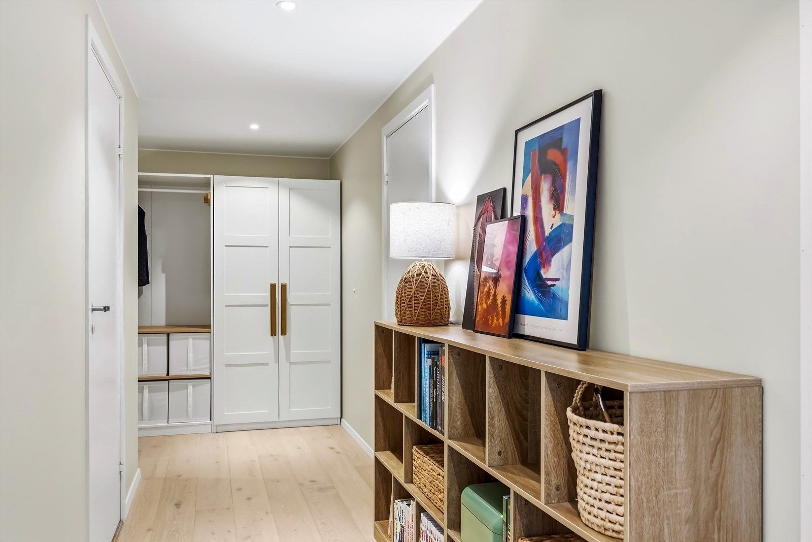 Lys og innbydende entre med god plass til oppbevaring. Galleribilde