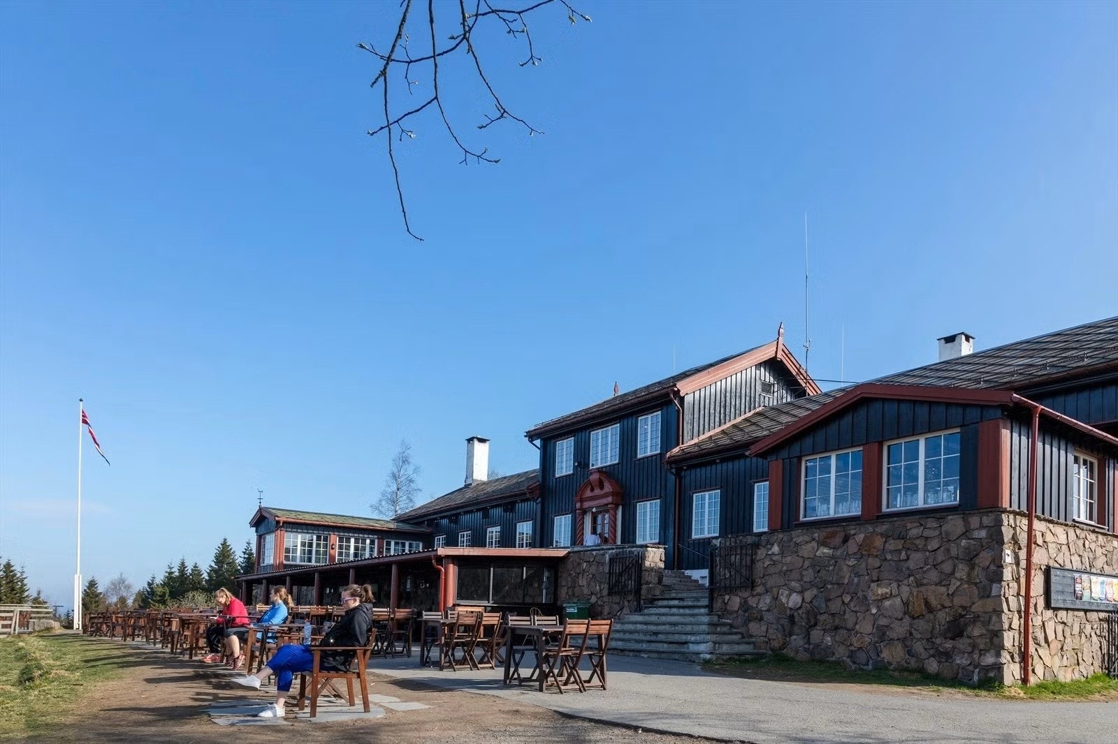 Populære Grefsenkollen restaurant, en perfekt plass for å nyte utsikten, dagsutflukter, konserter og andre trivelige begivenheter Galleribilde