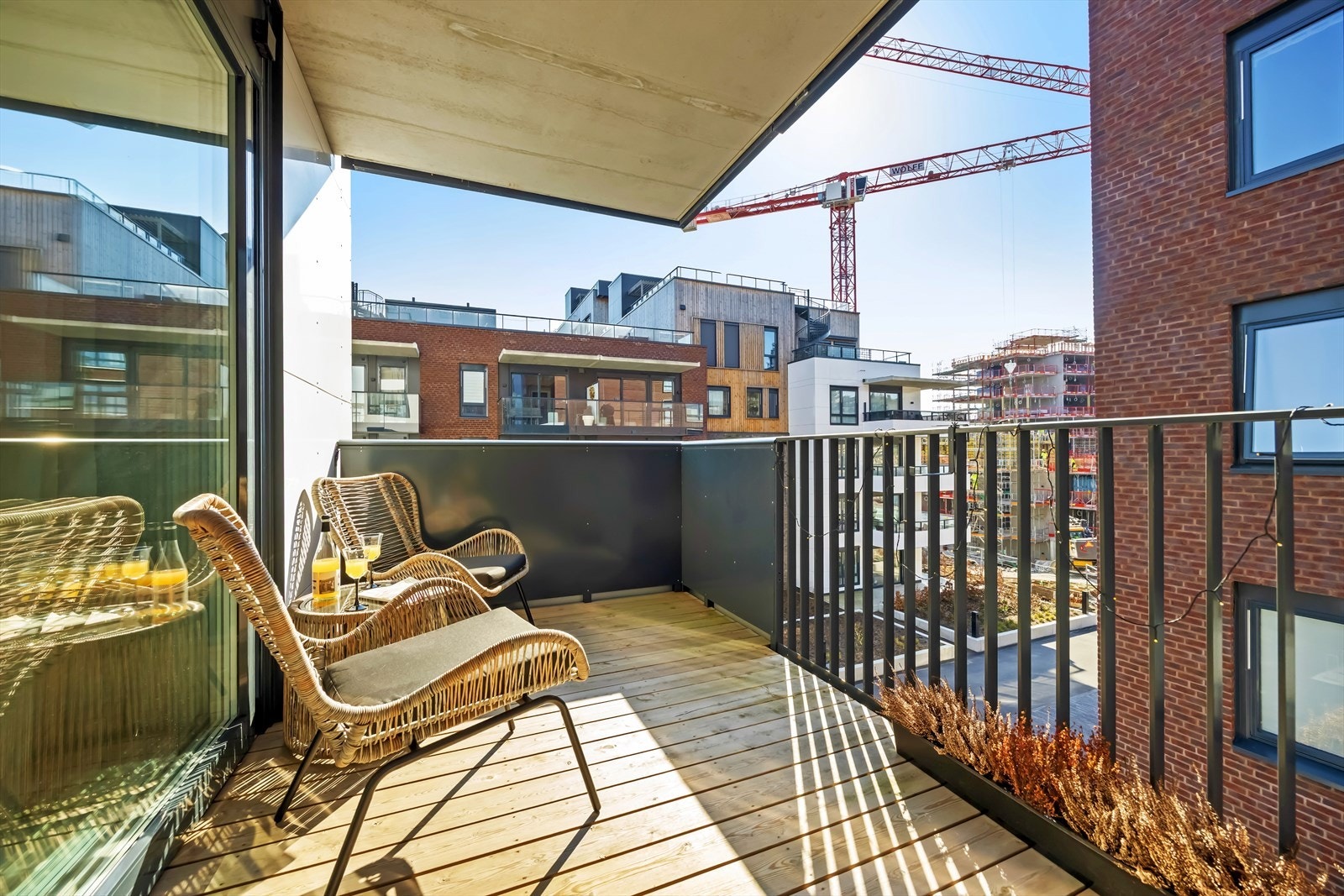 Utgang fra stue til sydvestvendt balkong på 8 m², med både morgen- og kveldssol. Galleribilde