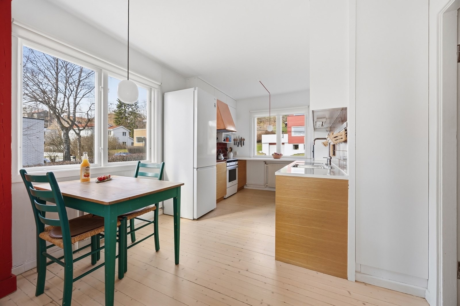 Vegg i vegg med spisestuen finner du kjøkkenet. Her er det plass til frokostbord og de store vinduene gir et luftig og lyst preg. Galleribilde
