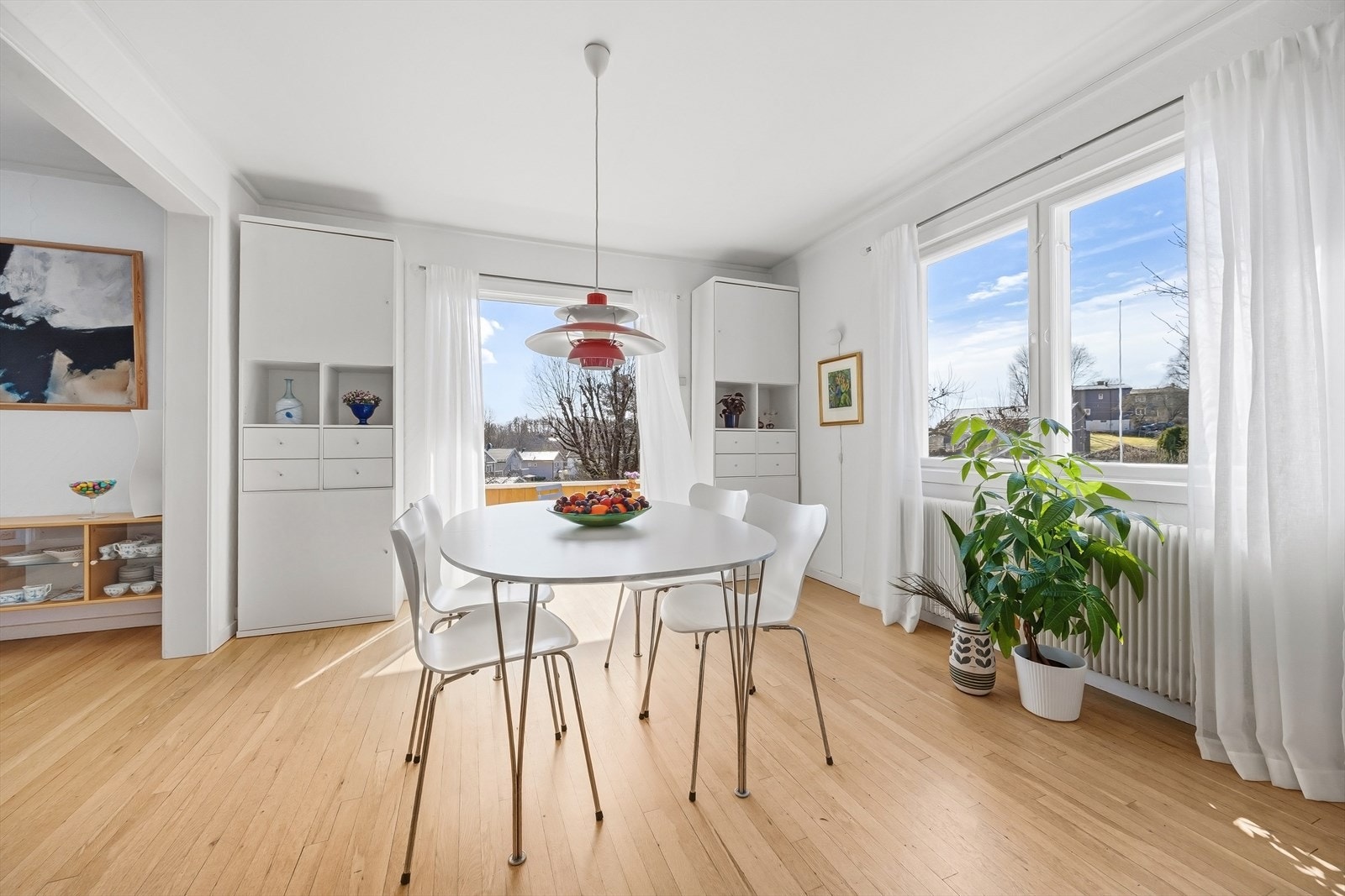 Store vinduer av type koblede varevinduer gir rikelig med lys Galleribilde
