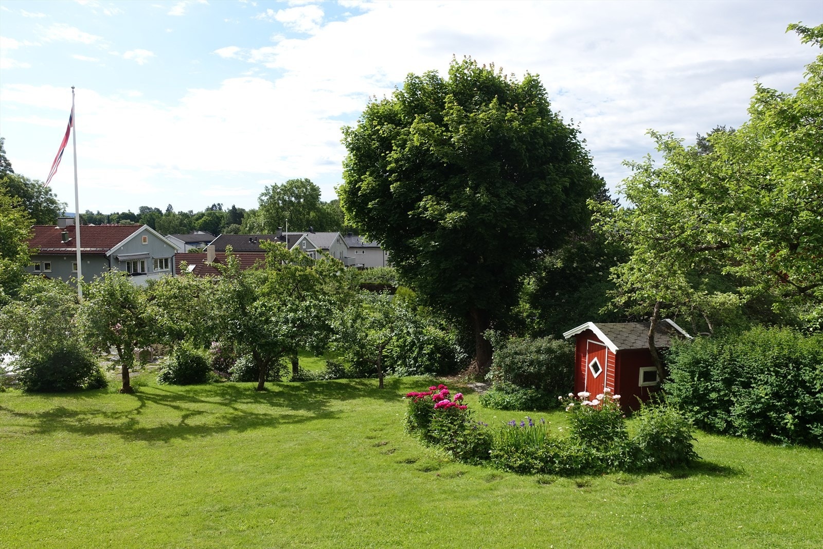 Luftig og nydelig utsikt. I hagen finner du dukkehus for de små og flere frukttre, m.m. (selgers private bilder). Galleribilde