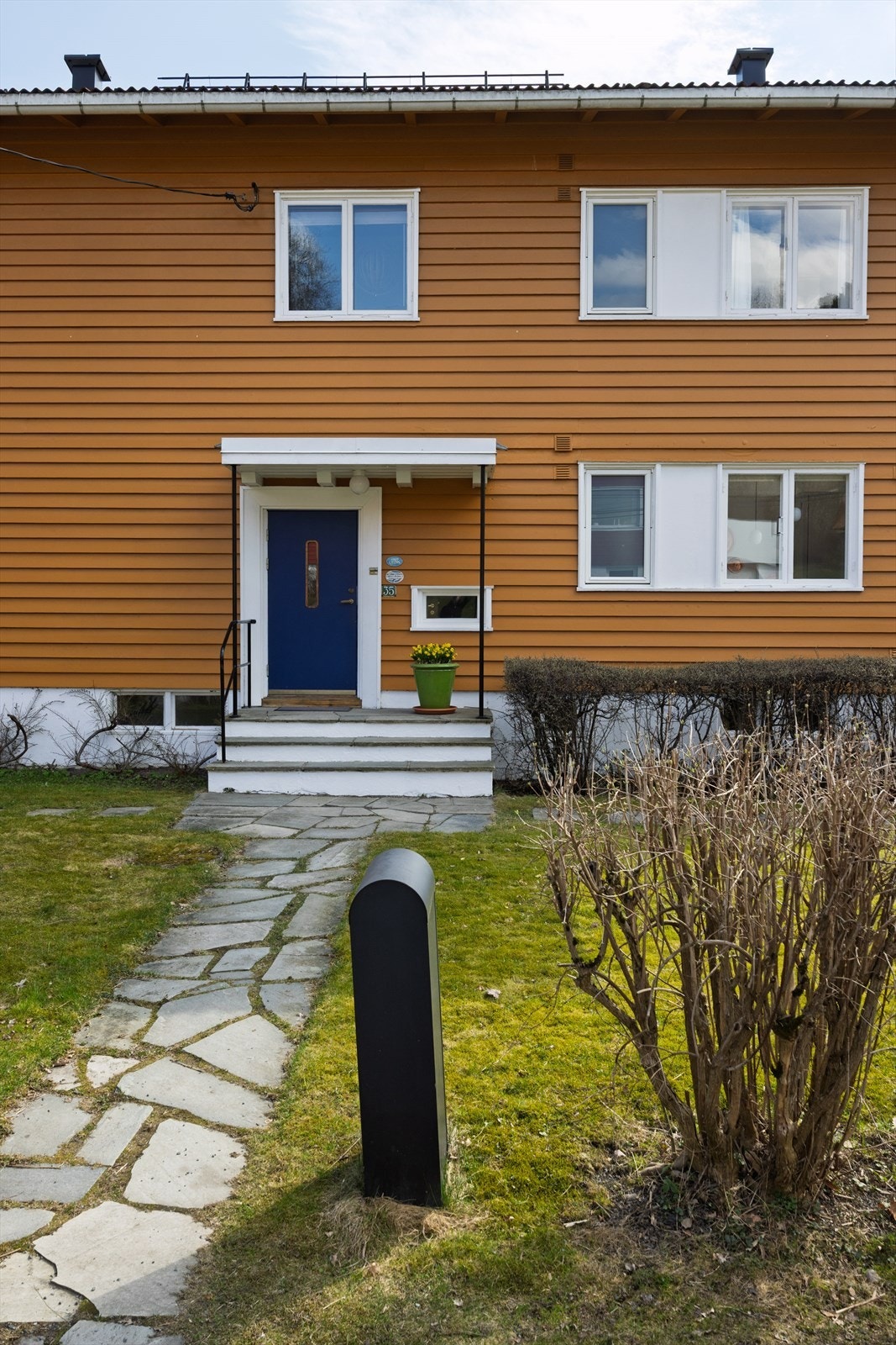 I 2006 ble det satt opp snøfangere over inngangsdøra og garasjedøra Galleribilde