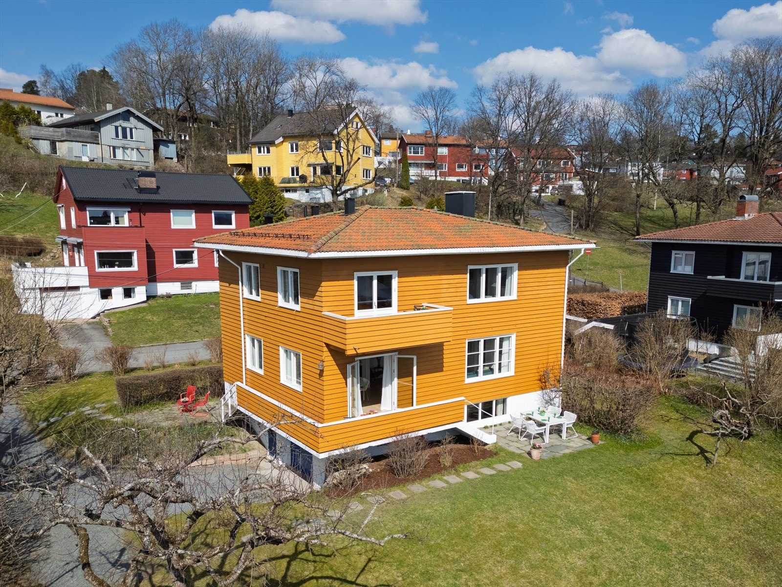 Velkommen til Almeveien 35! En vakker hel tomannsbolig med to leiligheter og særdeles flotte utearealer. Galleribilde
