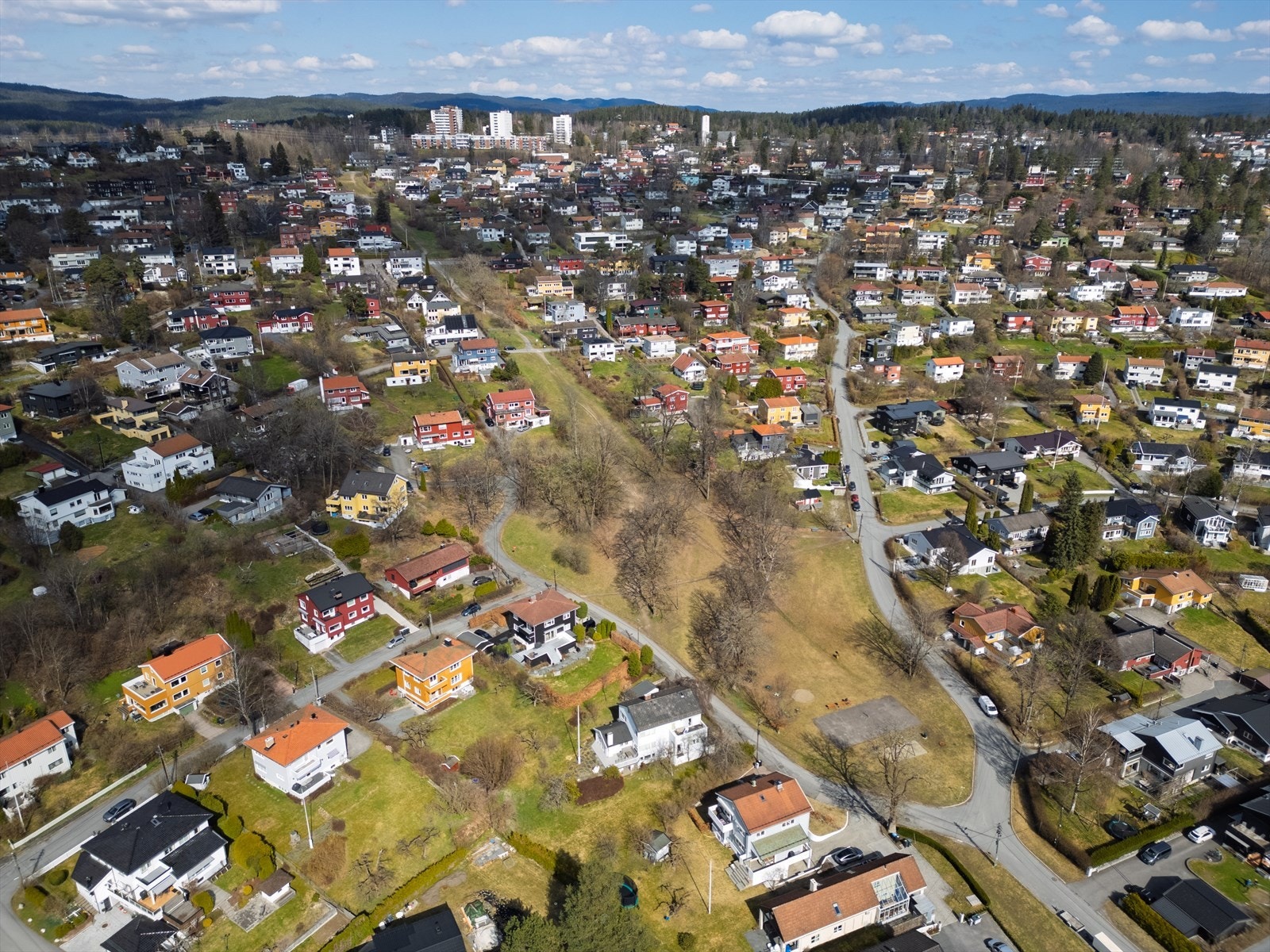 Boligen ligger i særdeles attraktive og rolige omgivelser, rett ved Damefallet på Nordberg. Galleribilde