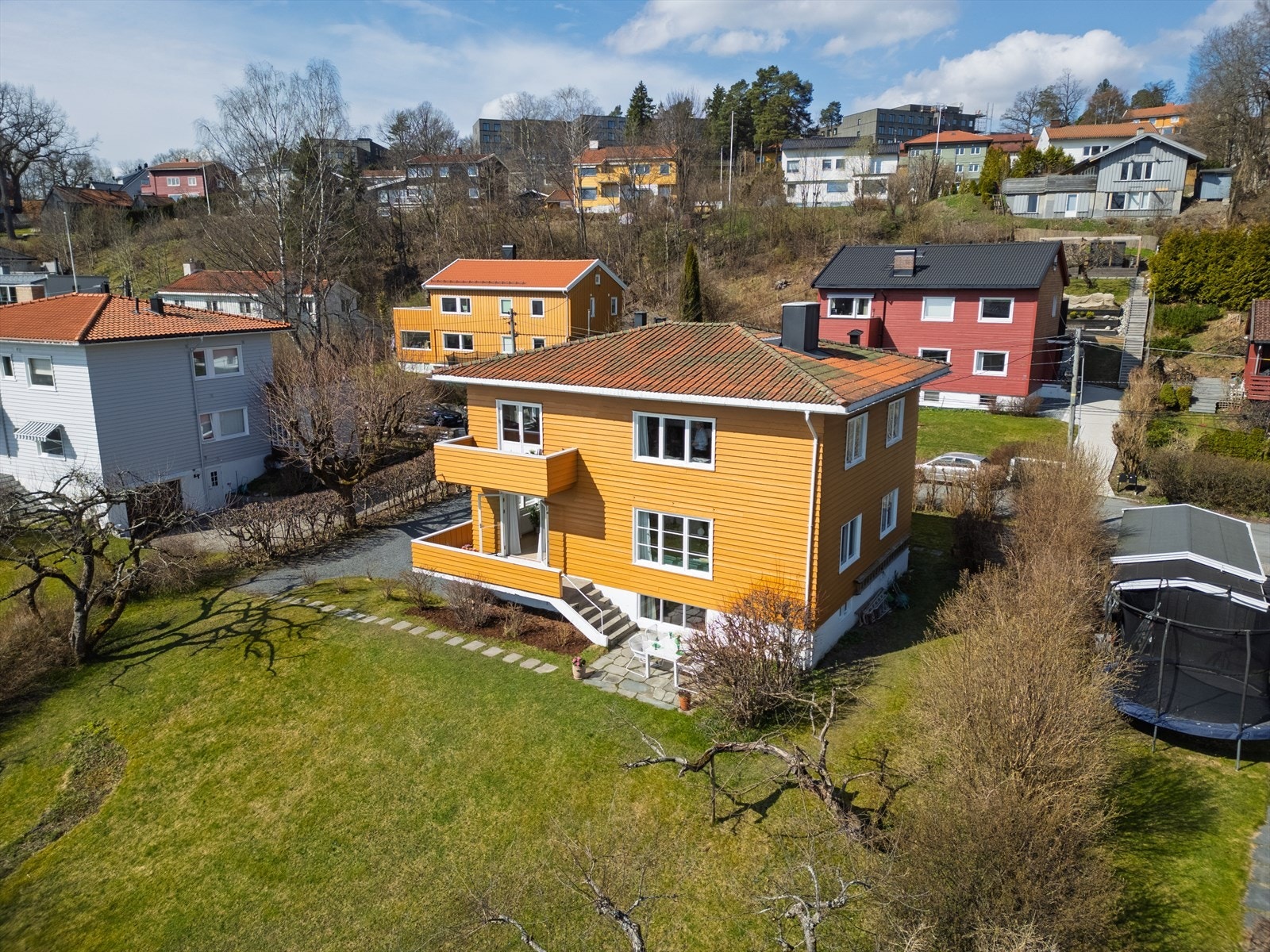 Her har du et fantastisk utgangspunkt for deg som enten ønsker en større bolig, vennepar som vil kjøpe sammen eller som en generasjonsbolig. Galleribilde