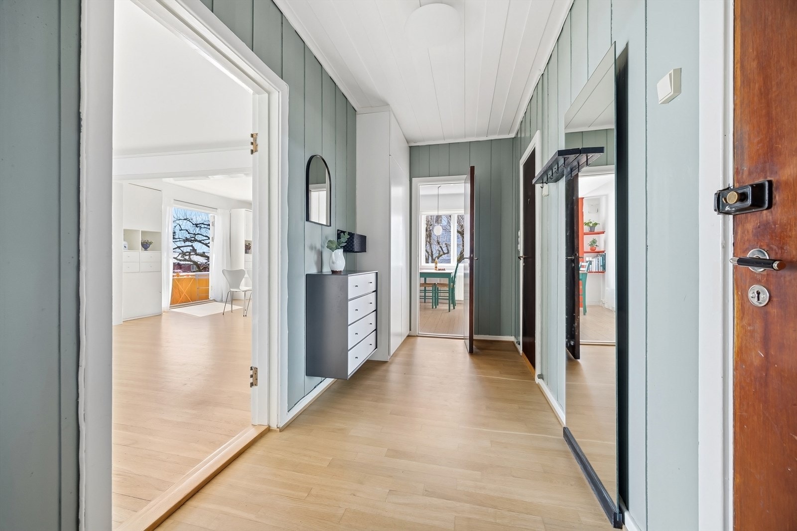 Stor og romslig gang med garderobeskap som medfølger. Galleribilde