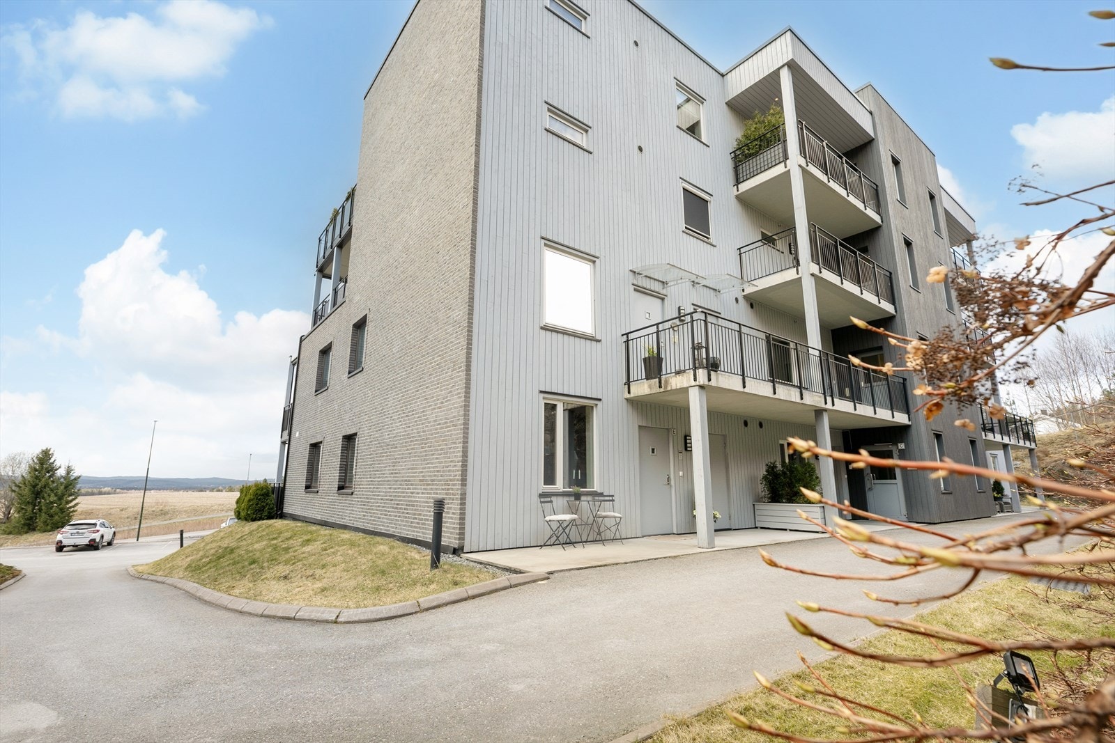 Bygningen har en bindingsverkskonstruksjon med stående bordkledning. Galleribilde