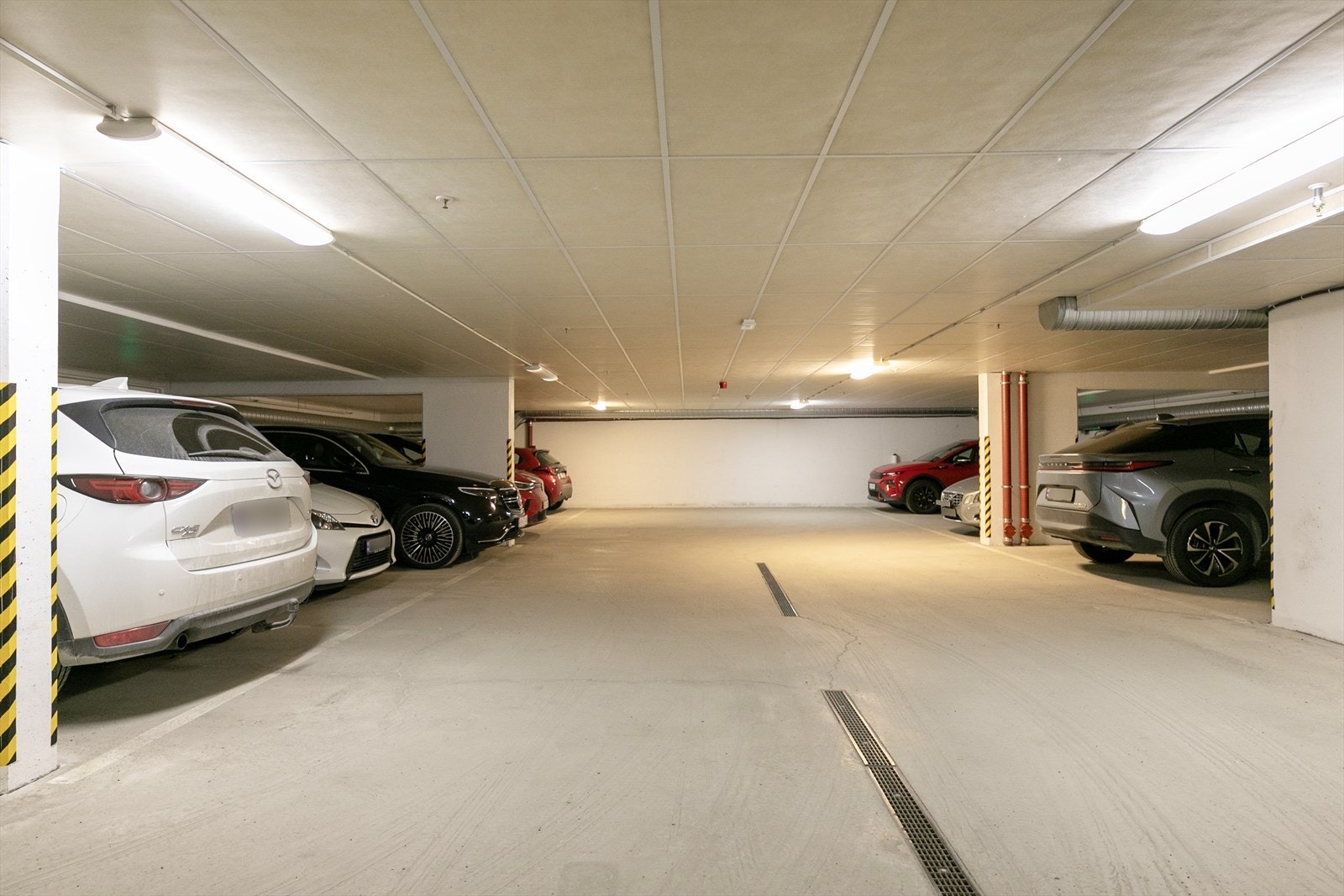Boligen tilbyr parkering i et felles garasjeanlegg, som gir bekvemmelighet og sikkerhet for kjøretøy. Galleribilde