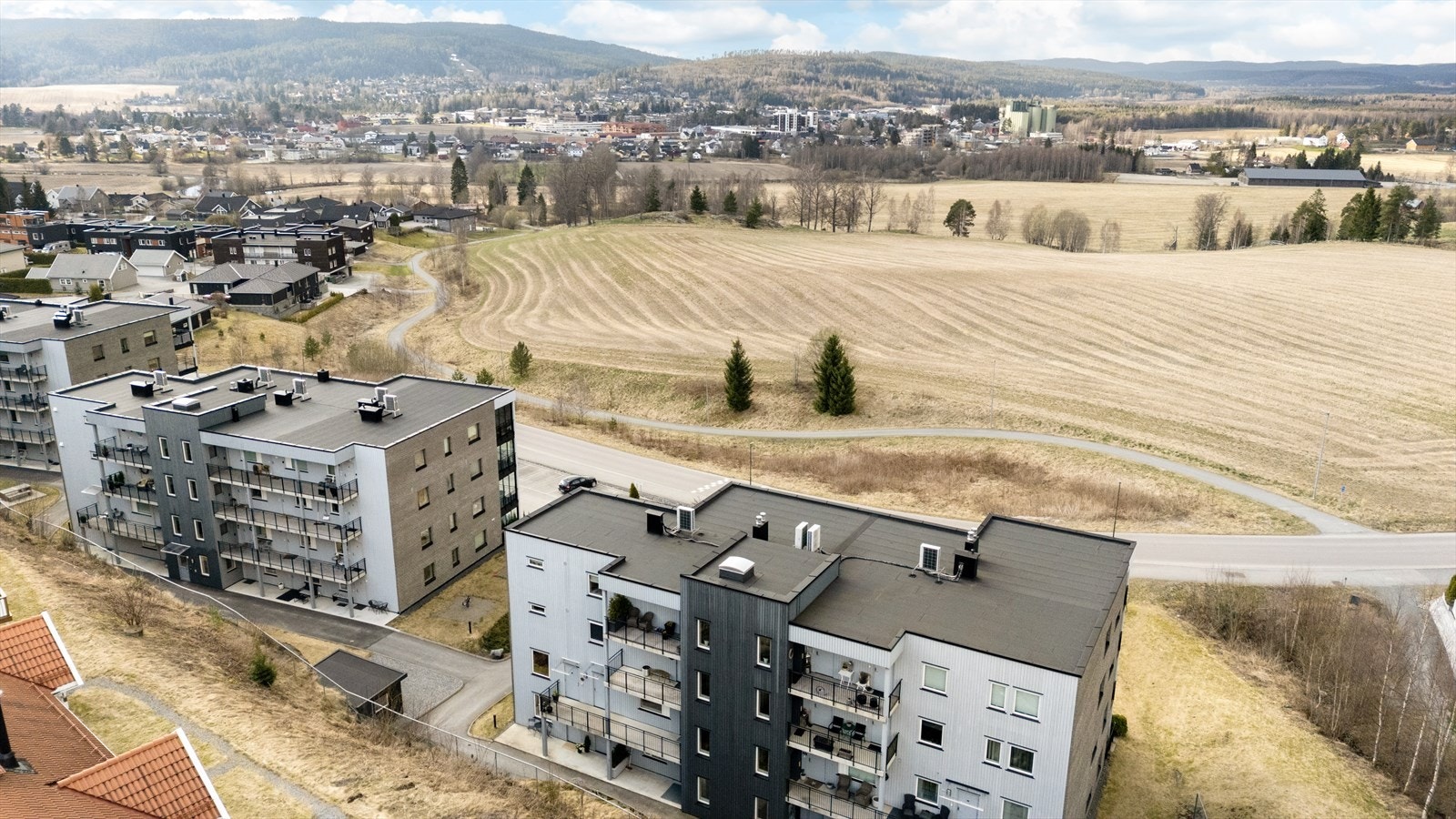 Eiendommen er omgitt av åpne landskapsområder med gode solforhold. Galleribilde