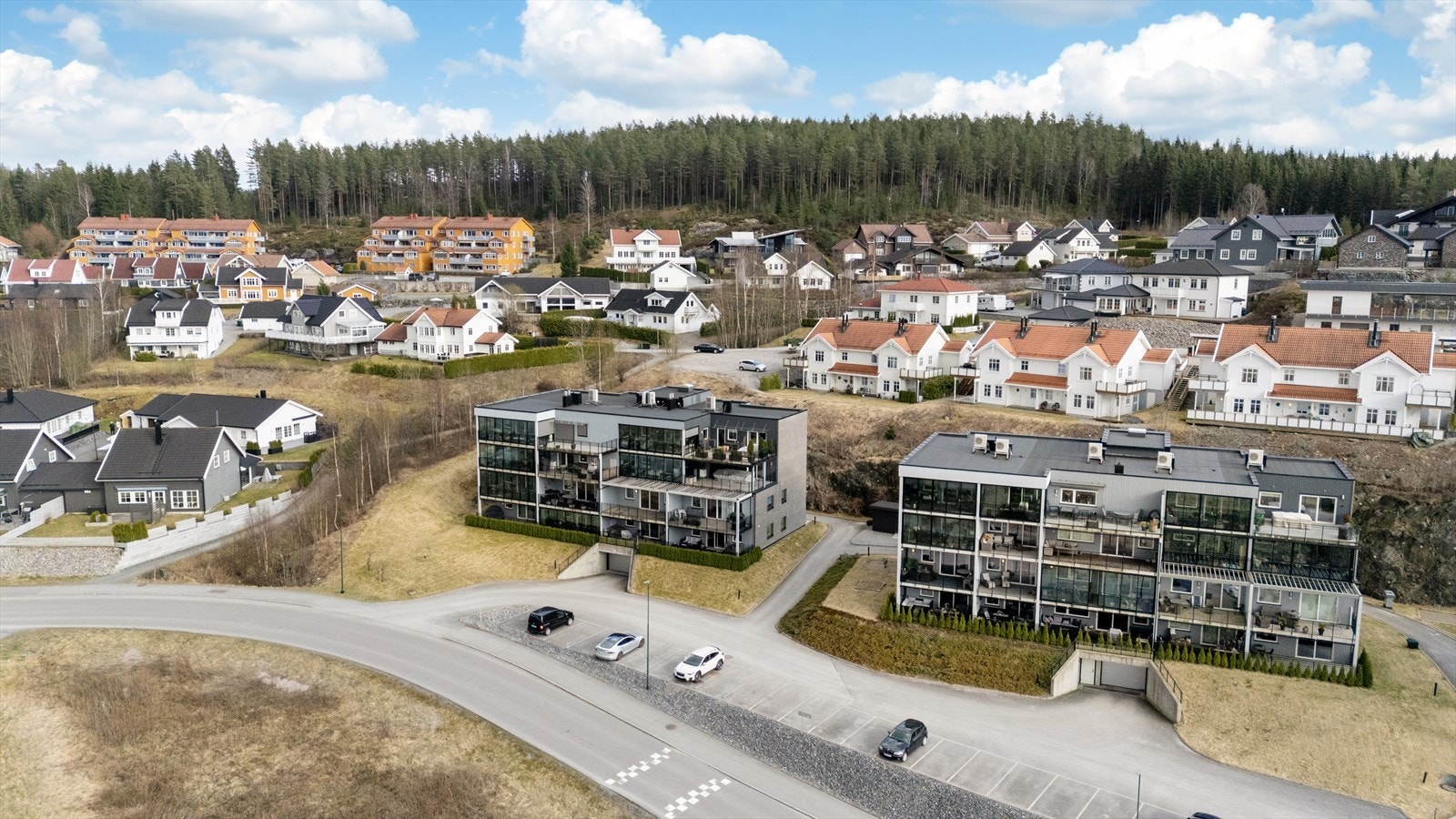 Leiligheten ligger i en boligblokk oppført i 2016, omringet av et etablert boligområde. Galleribilde