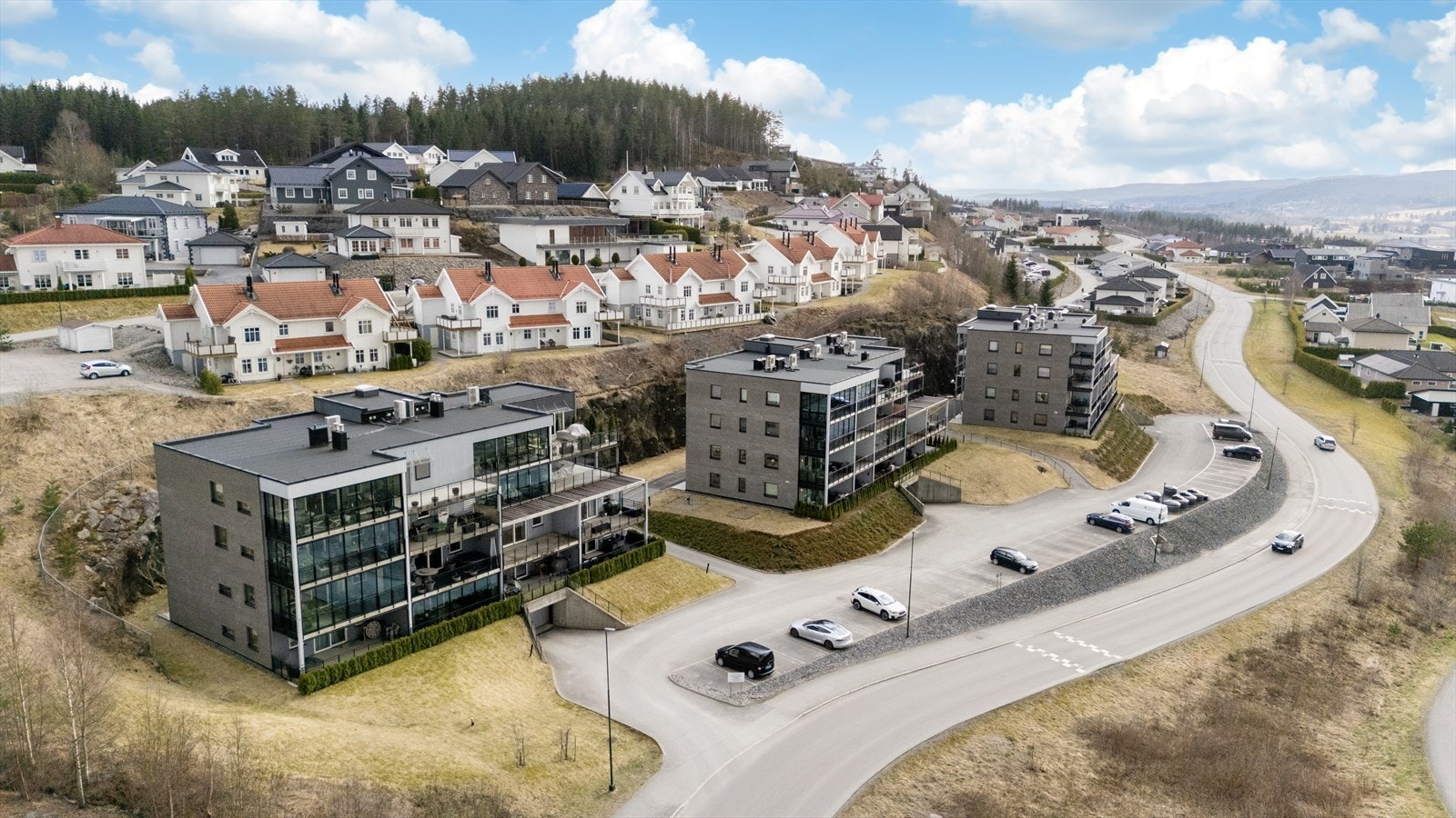 Eiendommen har tilgang til parkering i felles garasjeanlegg med adkomst via offentlig vei. Galleribilde