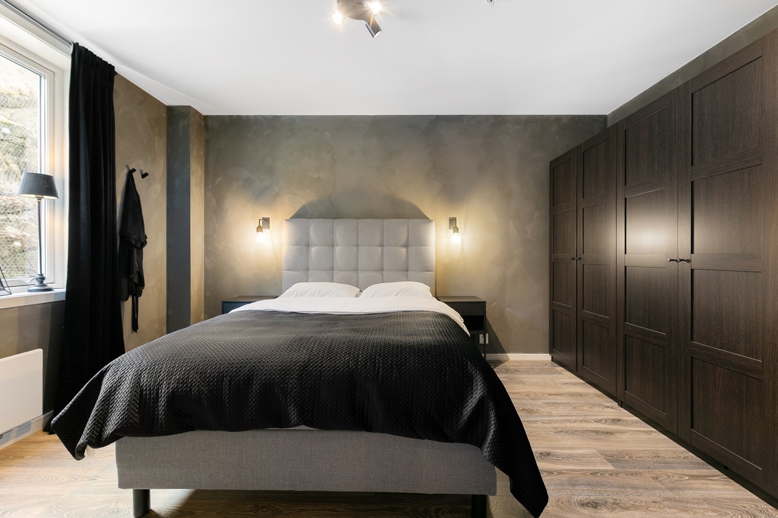Hovedsoverommet er av god størrelse, med plass til en stor dobbeltseng, en god garderobeløsning og øvrig tilhørende møblement. Galleribilde