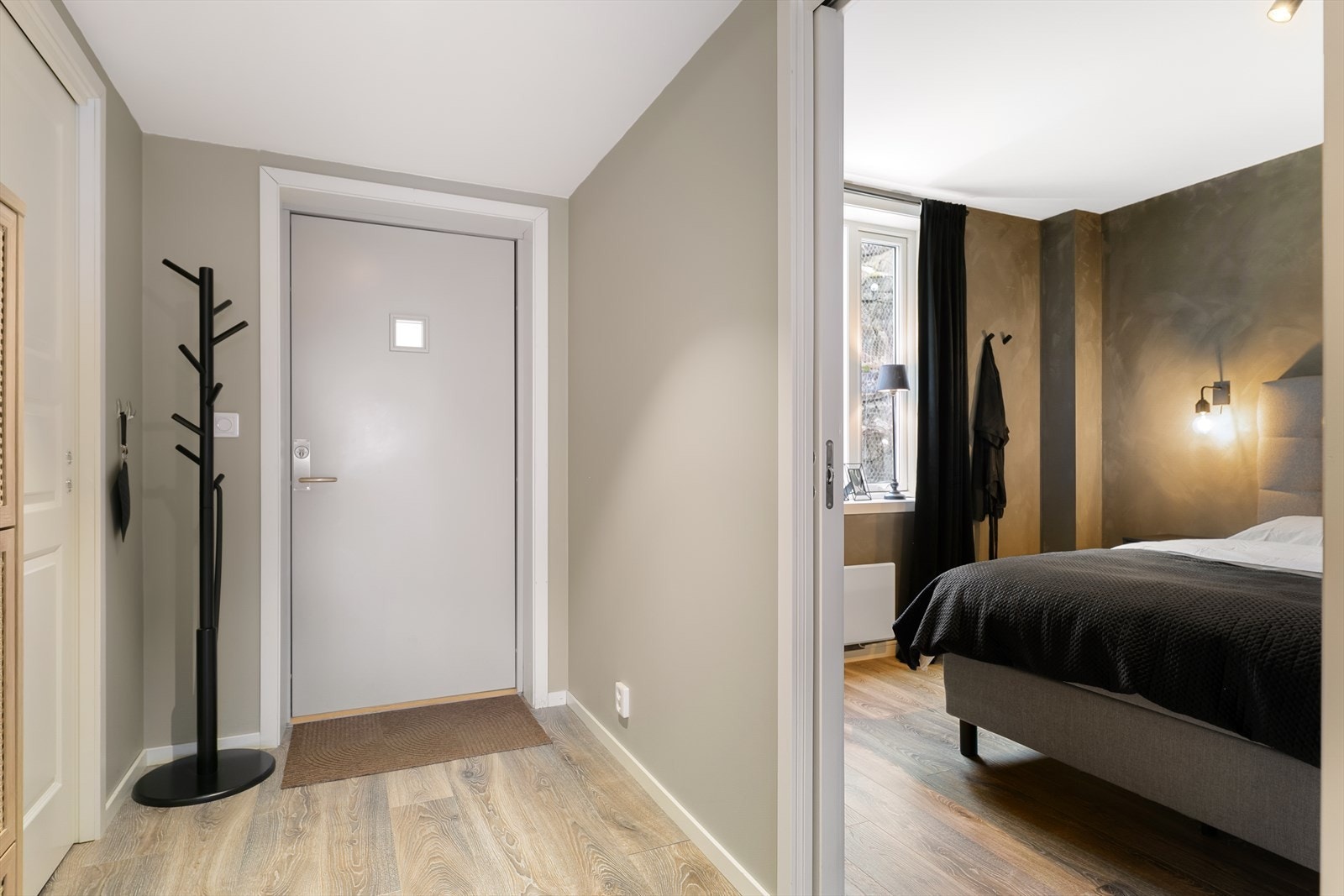 Entréen har laminatgulv og malte flater som gir en praktisk og funksjonell inngang til boligen - med god forbindelse videre til øvrige oppholdsrom. Galleribilde