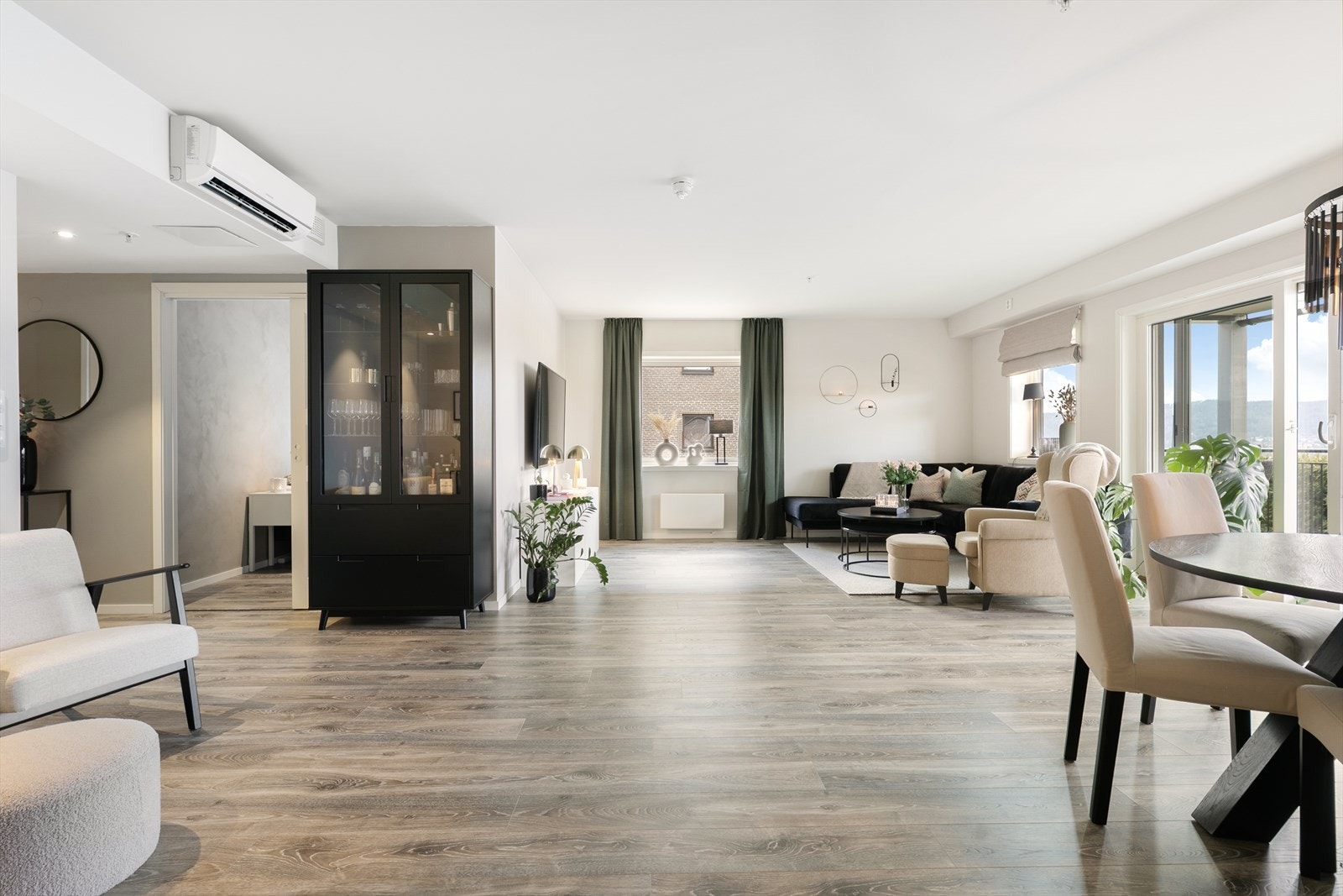 Stuen har definerte soner til møblementet, og det finnes god plass til både sofaløsning og en romslig spisegruppe. Galleribilde