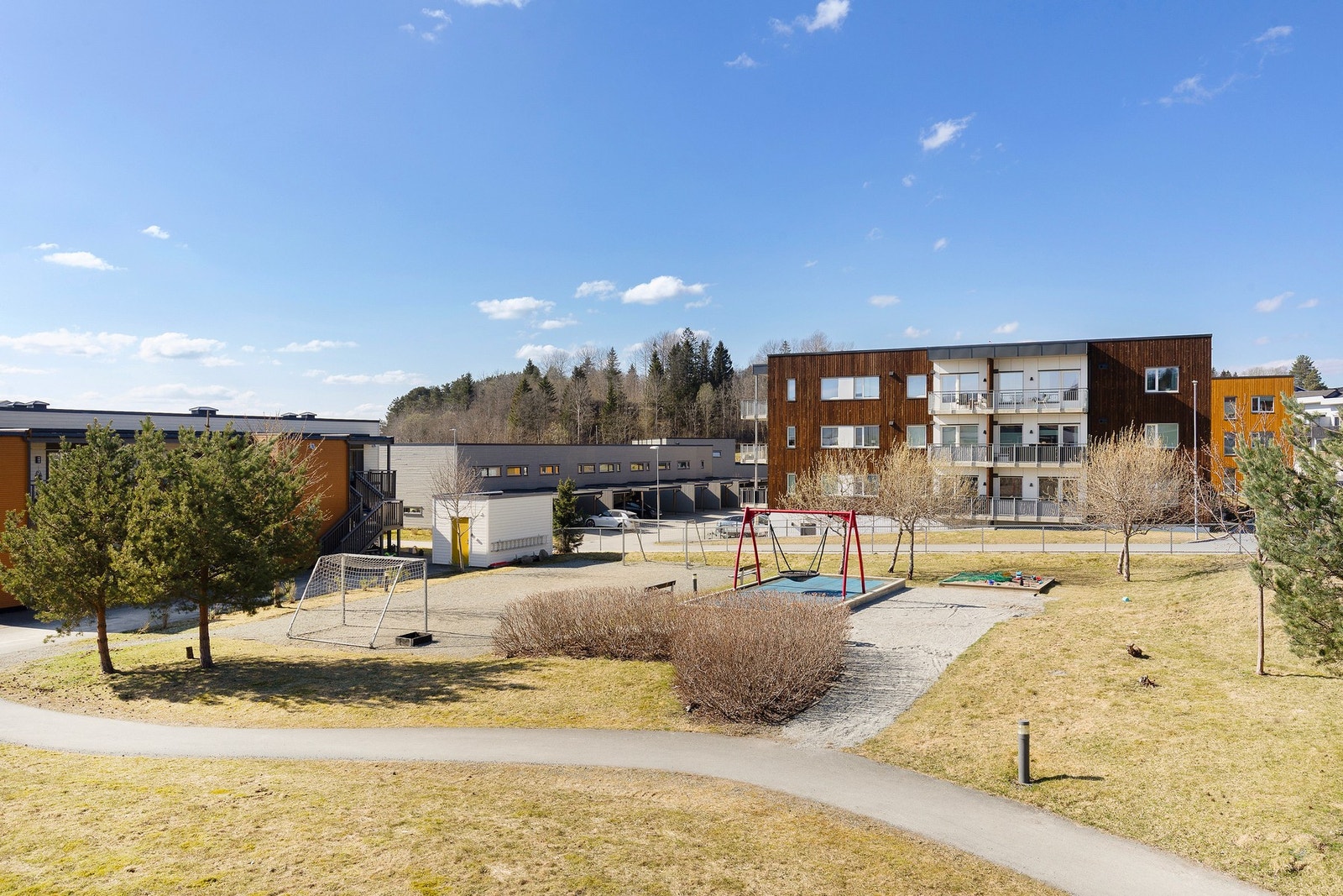 Fin plassering i tunet med åpent og fritt utsyn til fellesarealet. Galleribilde