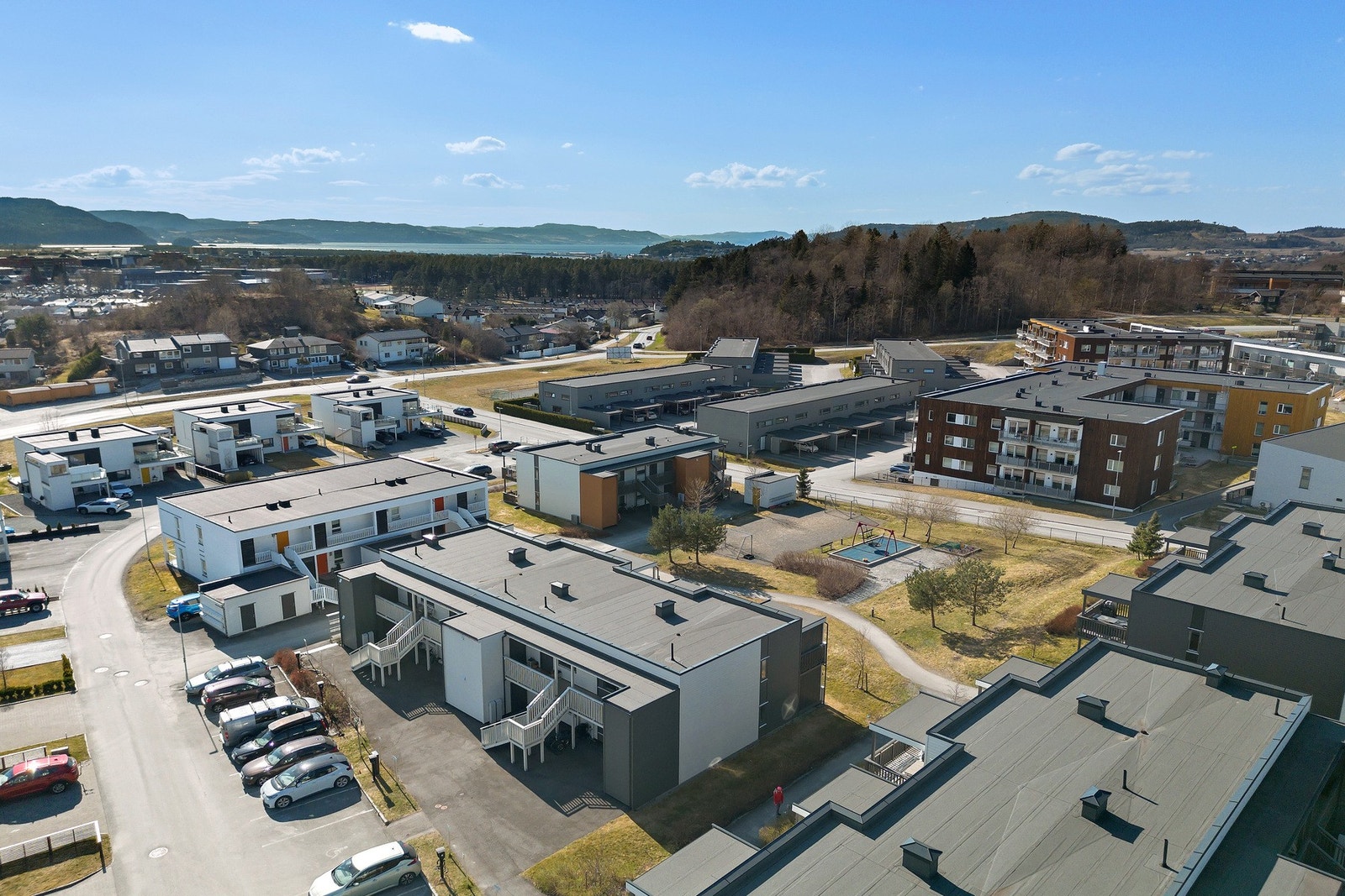 Leiligheten disponerer egen p-plass med elbillader. Gjesteparkeringer er like ved. Galleribilde