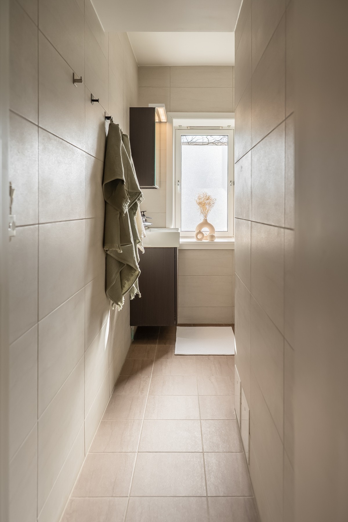 Stilrent bad med flislagte overflater og moderne innredning fra 2014. Galleribilde