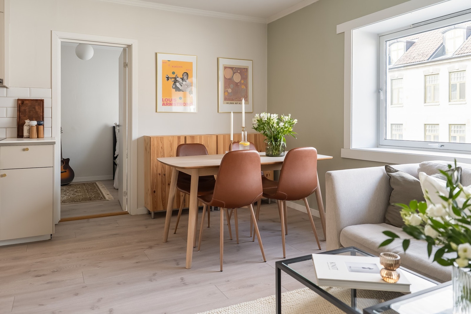 Leiligheten fremstår innbydende med tidsriktige farge- og materialvalg, og store vindusflater som gir godt lysinnslipp. Galleribilde