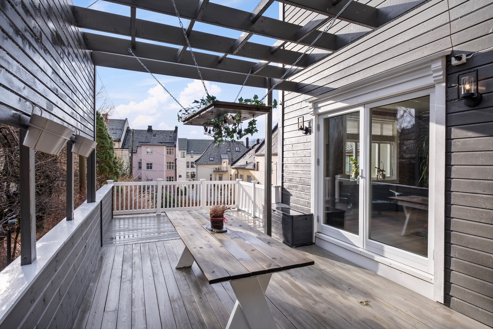 Terrassen har god plass til utemøbler og er delvis overbygd Galleribilde