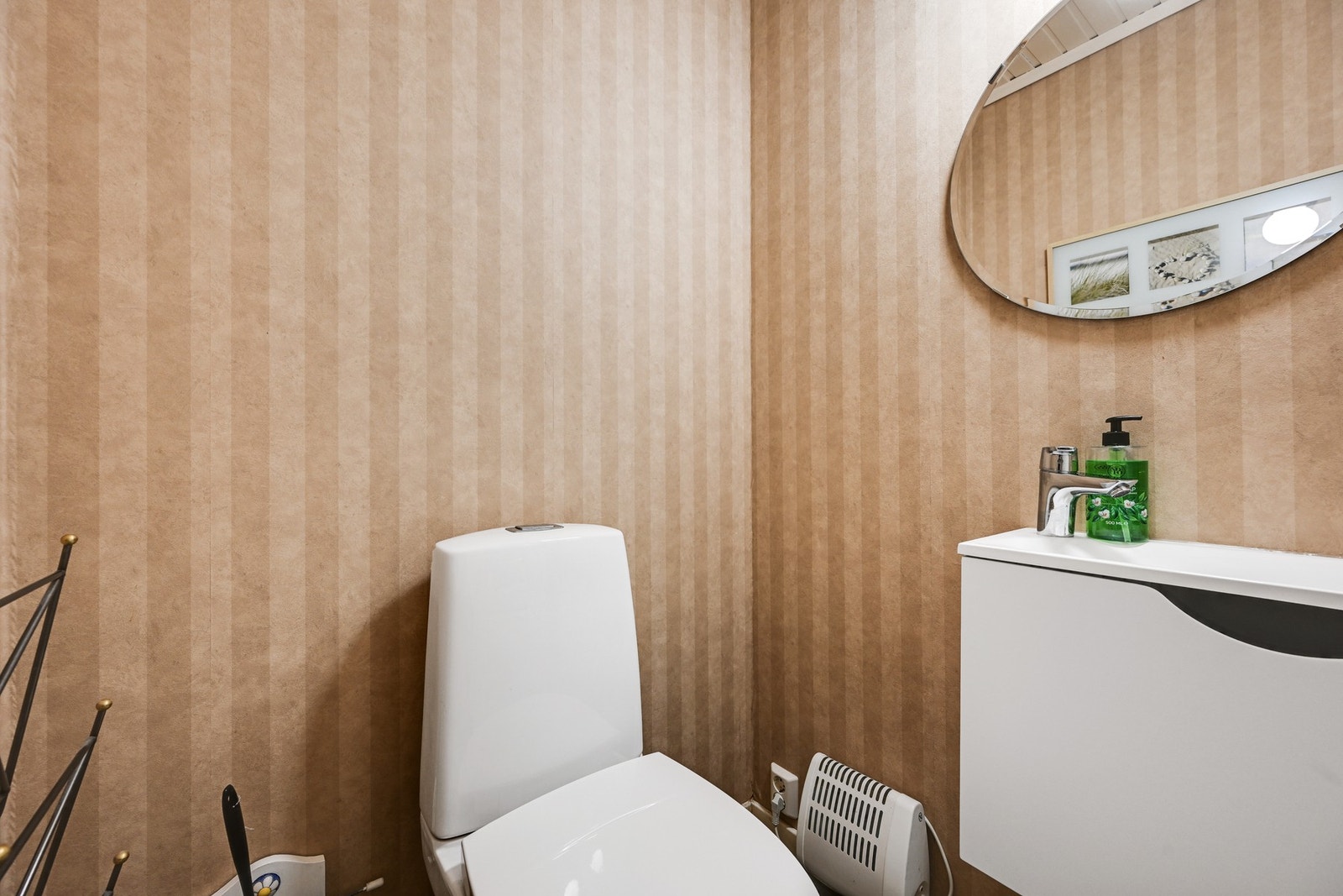 I 1 etasje er det også et separat wc-rom Galleribilde