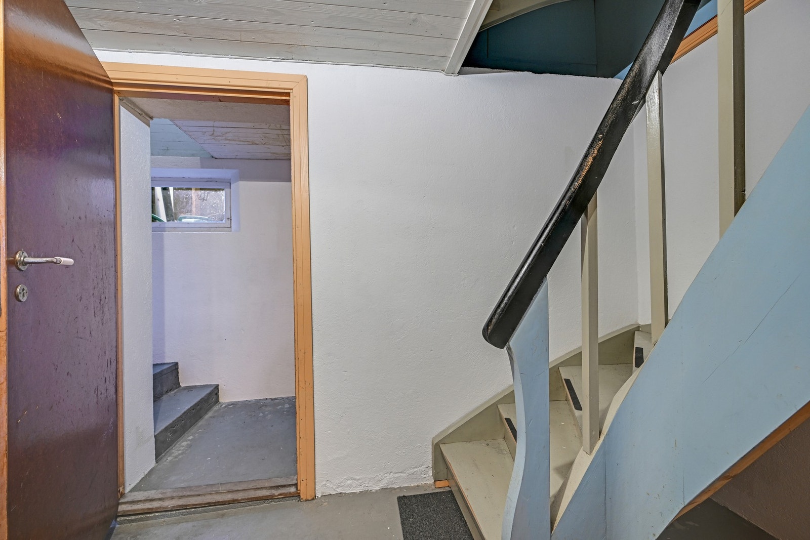 Da har fotografen tatt turen ned i kjelleren - praktisk løsning med trapp til carporten for "tørrskodd" adkomst Galleribilde