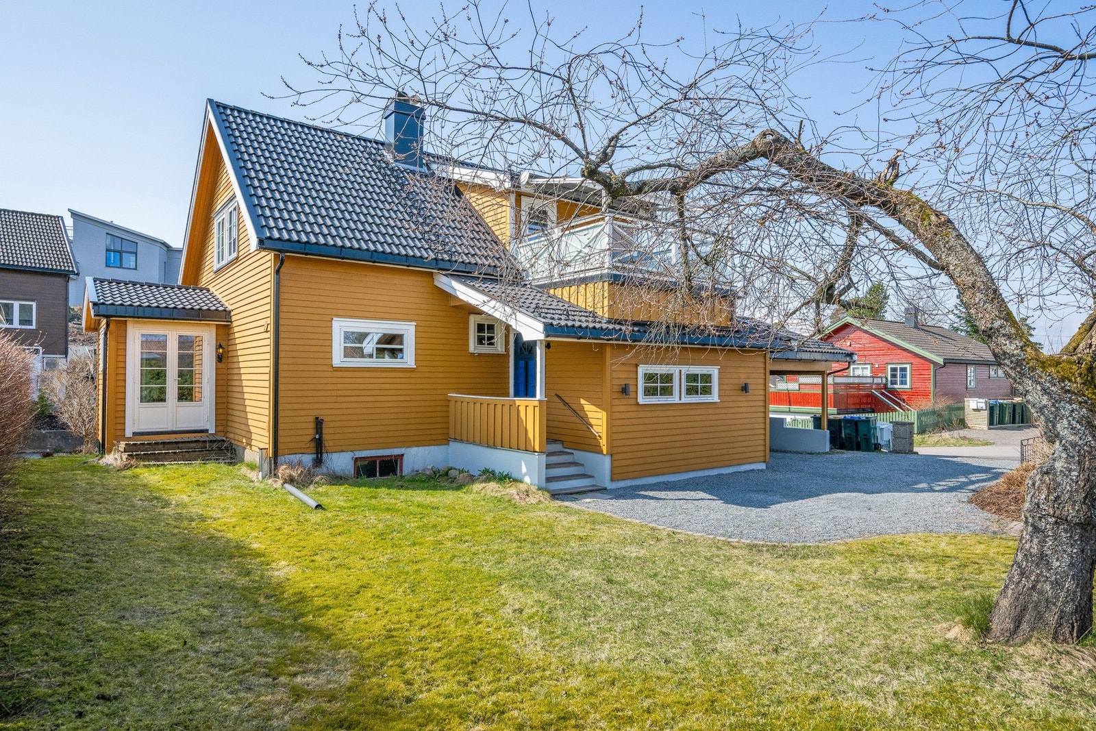 Da er vi klare til å fortsette inne - vi ser også det overbygde inngangspartiet Galleribilde